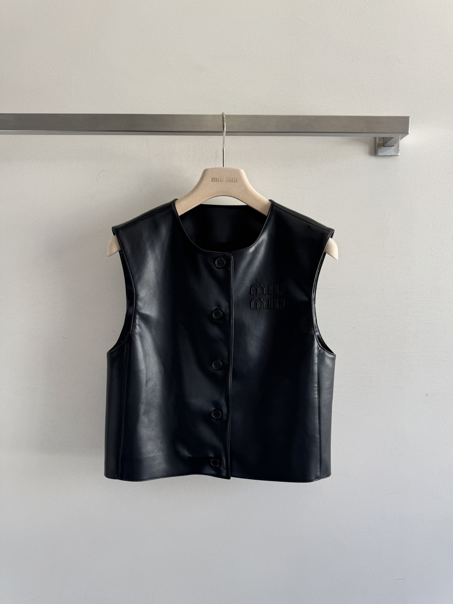 NO:471785,MiuMi*25FW new vest sleeveless leather vest is the favorite of dressing experts. The sleeveless design is neat and unique, easily creates layered layering, and is super sunny when worn alone. The classic round neck is simple and elegant, adapted to various neck lines, and a one-twined design adds a neat and cool feeling, breaks the monotony and chooses textured leather fabric, with its own matte high-end feeling. Whether it is matched with series trousers and skirts, or turns into a street fashion, you can perfectly grasp it and easily unlock various styles. Whoever wears it falls in love with SML, miumiu, skirts, alexander wang19860909MiuMi*25FW新款马甲无袖皮马甲,是穿搭达人的心头好无袖设计利落又个性,轻松打造叠穿层次感,单穿也超吸晴 经典圆领简约大方,适配各种脖颈线条,一排扣设计 增添利落酷感,打破单调选用有质感的皮质面料,自带哑光高级感,不管是搭配系列裤裙走甜酷风,还是配长裤变身街头潮人,都能完美拿捏,轻松解锁多样风格,谁穿谁爱上SML,,miumiu,skirts,alexander wang,Women's clothing