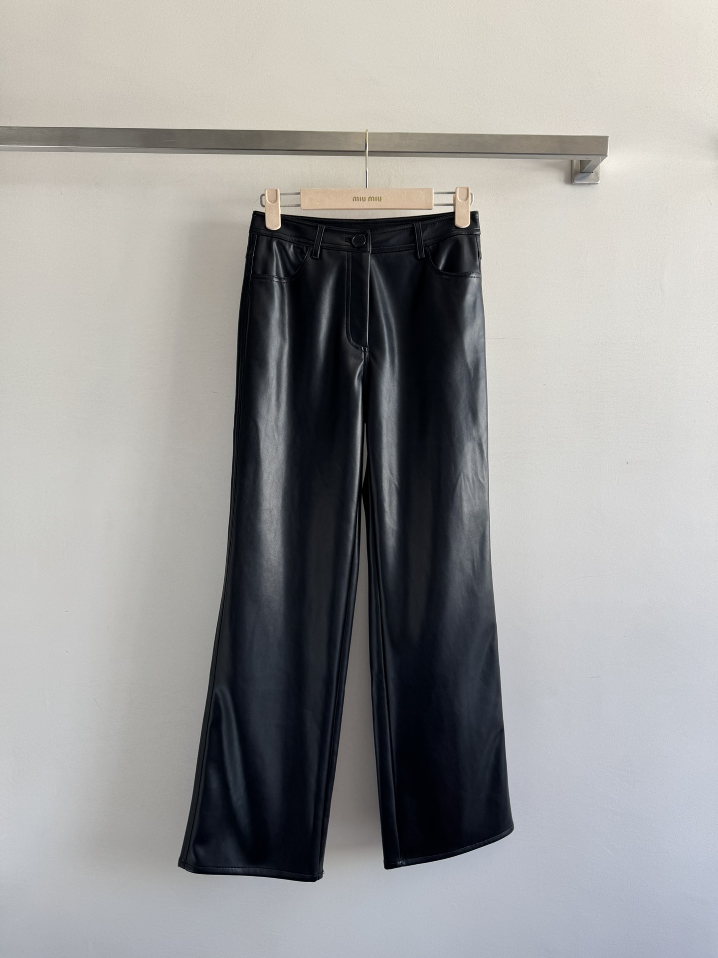 NO:549572,MiuMi*25FW new leather pants, straight-fitting cut makes legs look long, simple and neat, pure visually very slim, delicate and low-light PU leather material, three-dimensional and crisp but not stiff, simple and comfortable to wear, and great black, leather pants come with a handsome filter, taking into account both slack and modern SML,, miumiu, alexander wang19860909MiuMi*25FW新款皮裤 直筒版型剪裁显腿长 线条简洁利落,纯视觉上非常显瘦,细腻低光的PU皮料,裤型立体挺括而不生硬,穿起来简约舒适又显瘦,黑色巨好搭,皮裤自带帅气的滤镜 兼顾松弛感与摩登感SML,,miumiu,alexander wang,Women's clothing
