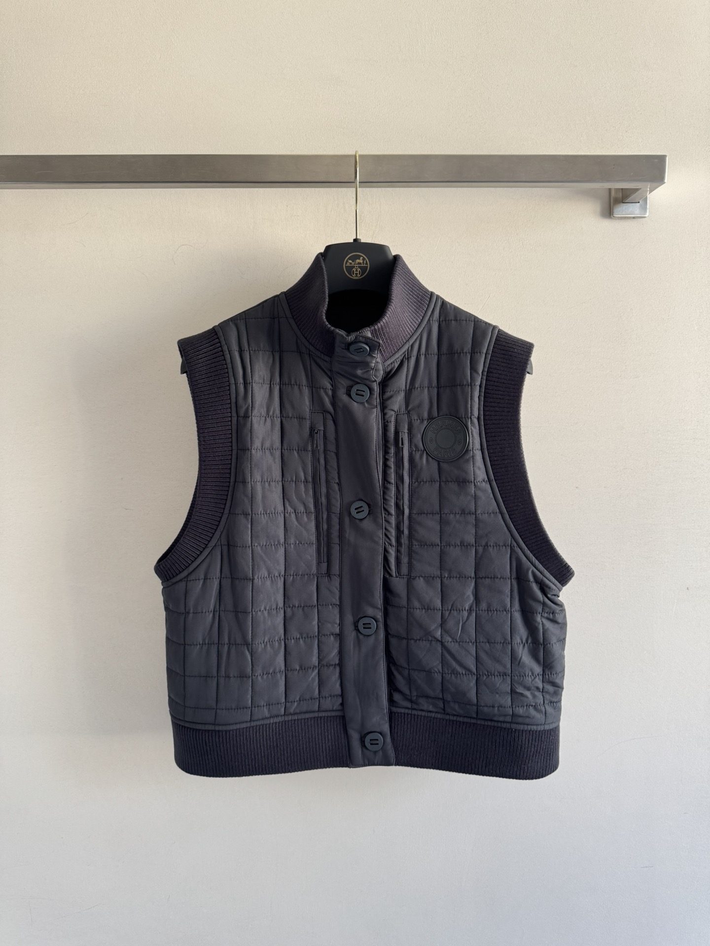 NO:471784,Hermè*25Fw early autumn new style, classic checked cotton jacket vest丨Exclusive yb development!  High-end production!  The texture of the collar is soft and warm, the logo on the chest is exquisite and fashionable, the inner cotton is filled with warm but not bloated, light and casual, and the upper body is lazy and casual!  SML, hermes,alexander wang19860909Hermè*25Fw早秋新款 经典格纹棉服马甲丨独家yb开发！高版出品！领口包边处质感柔软又保暖,胸前logo徽标 精致又时尚,内里填棉保暖又不臃肿,轻便休闲,上身慵懒随意！SML,,hermes,alexander wang,Women's clothing