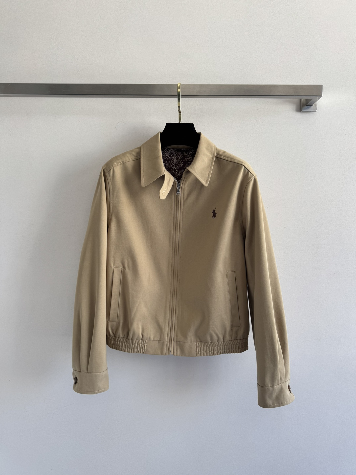 NO:471770,Ralph Laur*n 25 autumn and winter new style, classic pony embroidered old money style jacket, Harrington jacket style, lapel zipper windproof design, a perfect blend of casual style and street trend elements, which is very suitable for neutral outfits. The fabric of the jacket is very good, and it is comfortable to wear and stylish. It is a very versatile trendy jacket with exquisite embroidery. The evergreen style of the season is safe to buy, and the retro is never out of date!  SML, loro piana, jackets & coats, jackets & coats, alexander wang19860909Ralph Laur*n 25秋冬新款 经典款小马刺绣老钱风夹克外套 哈林顿夹克的版型 翻领拉链防风设计 休闲风格和街头潮流元素完美融合 非常适合中性穿搭.外套的面料质感十分出色,穿着舒适有型是一款非常百搭的潮流外套精致刺绣 四季常青款放心入手 复古永不过时！SML,,loro piana,jackets & coats,jackets & coats,alexander wang,Women's clothing