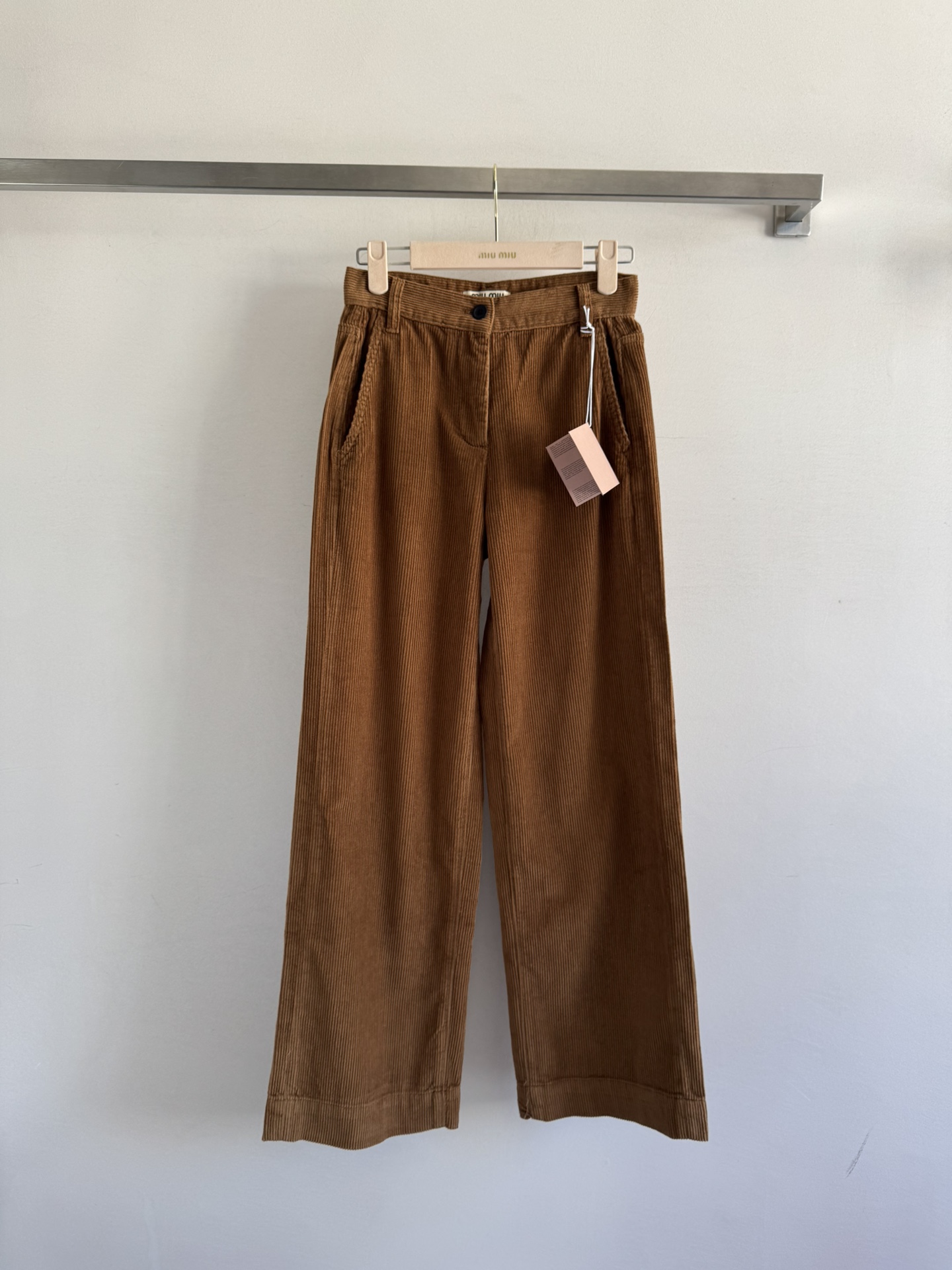 NO:471819,Miumi25 new embroidered corduroy straight-leg pants!  The lazy and casual high-end items in autumn are simple and fashionable, versatile and not picky, you can instantly feel the retro trendy atmosphere, and it is super slim and tall!  Whether it is daily outing or office outfits, you can easily control it. SML, miumiu, alexander wang19860909Miumi25新款贴绣字母灯芯绒直筒裤！秋季极简主义设计慵懒随性的高级单品简约又不失时尚,百搭不挑人,瞬间就能感受到满满的复古潮流气息,而且超级显瘦显高哦！无论是日常出街还是办公室穿搭,都能轻松驾驭. SML,,miumiu,alexander wang,Women's clothing