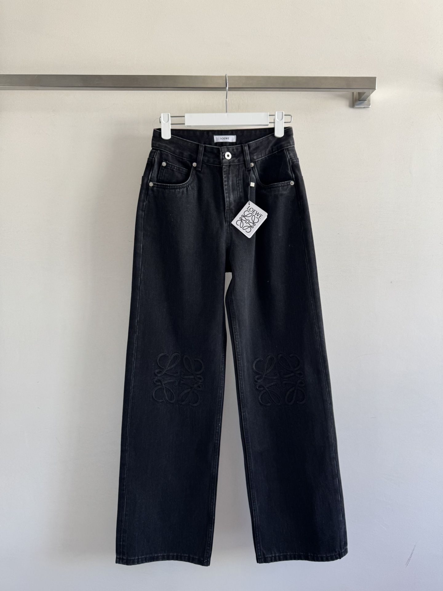 NO:471813,LOEW*25 new retro embroidered logo denim jean trousers | exclusive yb development!  High-end production!  Use imported denim jeans fabric. Logo logo embroidery. The overall design is very distinctive. It is charming and long legs are easily owned. The yb open mold button has a very good texture. Various T-shirt tops are easily matched with private style SML, loewe, tees, t-shirt, alexander wang19860909LOEW*25新款复古刺绣logo丹宁牛仔长裤丨独家yb开发！高版出品！采用进口丹宁牛仔面料.logo徽标刺绣,整体的设计非常有特色的,迷人大长腿轻松拥有,yb开模扣子质感超好,各种T恤上衣轻松搭配自留款SML,,loewe,tees，t-shirt,alexander wang,Women's clothing