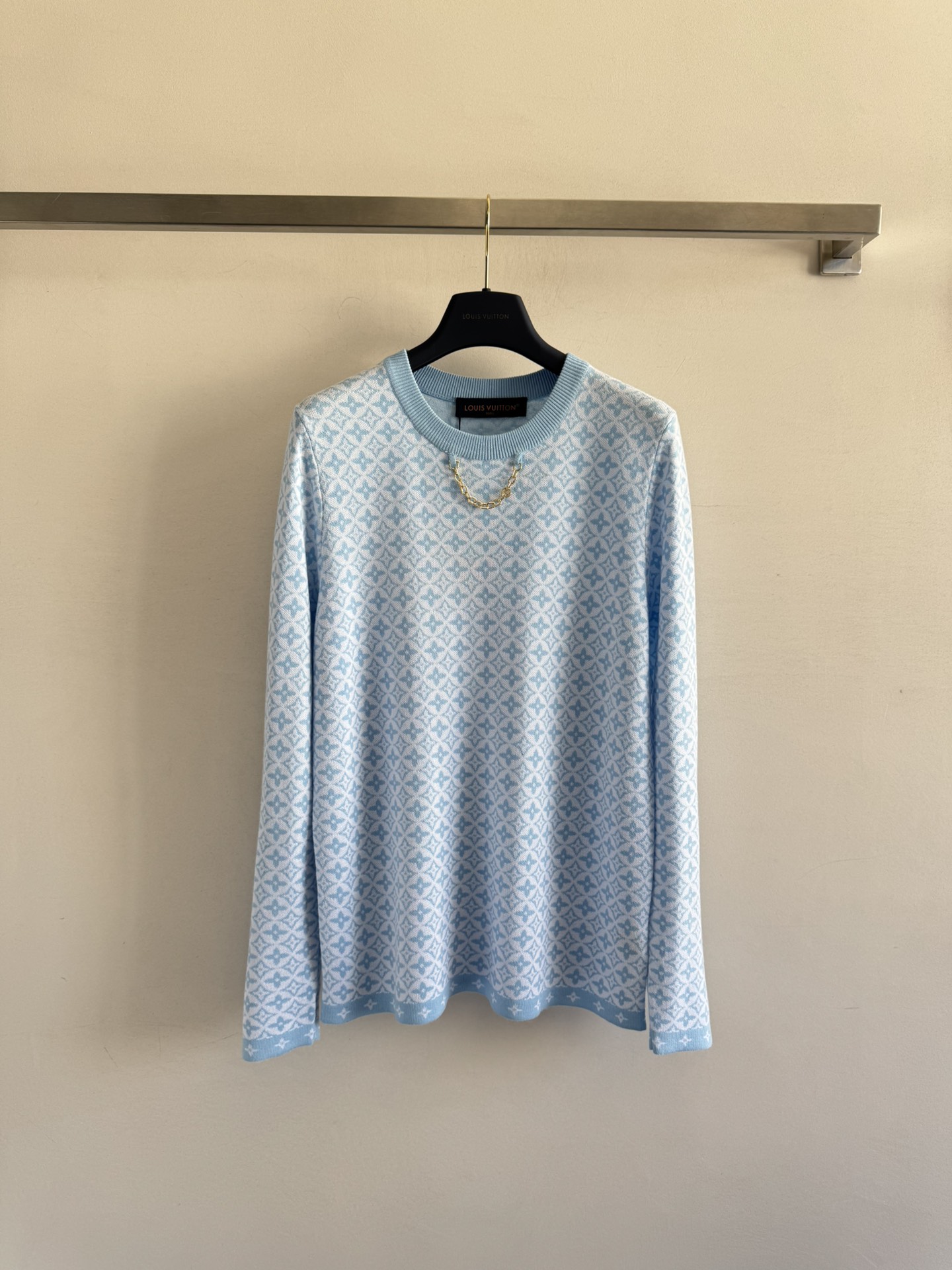 NO:471796,LouisVuttn*25FW new pullover sweater is covered with LOGO printed decoration. The round neck is simple and versatile, soft and comfortable, the woven surface is full and delicate, and the upper body shows a gentle temperament. The regular version is free and unrestrained, and can be worn on daily commuting!  3 colors SML, louis vuitton,alexander wang19860909LouisVuttn*25FW新款套头针织衫 布满LOGO印花装饰 圆领简洁百搭,质感柔软舒适,织面饱满细腻上身显温柔气质 常规版型上身自在无束缚,日常通勤都可穿！3色SML,,louis vuitton,alexander wang,Women's clothing