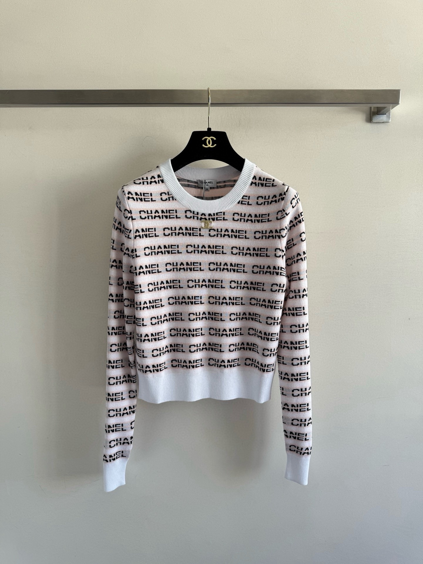 NO:471808,CHANE*25FW new pullover sweater, covered with LOGO letter printed decoration, round neck is simple and versatile, soft and comfortable, full and delicate woven surface, gentle and gentle, regular version, upper body is free and unrestrained, and can be worn on daily commuting!  3 colors SML, chanel, alexander wang19860909CHANE*25FW新款套头针织衫 布满LOGO字母印花装饰 圆领简洁百搭,质感柔软舒适,织面饱满细腻上身显温柔气质 常规版型上身自在无束缚,日常通勤都可穿！3色SML,,chanel,alexander wang,Women's clothing