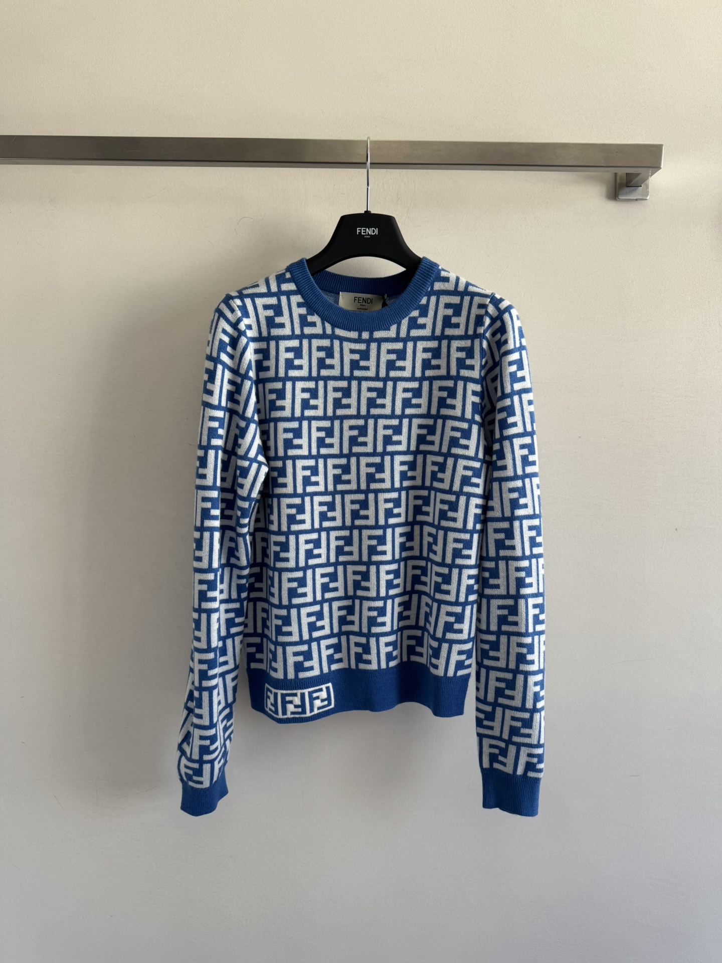 NO:471802,FEND*25FW new pullover sweater, covered with LOGO letter printed decoration, round neck is simple and versatile, soft and comfortable, full and delicate woven surface, gentle and gentle, regular version, upper body is free and unrestrained, and can be worn on daily commuting!  3 colors SML, fendi, alexander wang19860909FEND*25FW新款套头针织衫 布满LOGO字母印花装饰 圆领简洁百搭,质感柔软舒适,织面饱满细腻上身显温柔气质 常规版型上身自在无束缚,日常通勤都可穿！3色SML,,fendi,alexander wang,Women's clothing