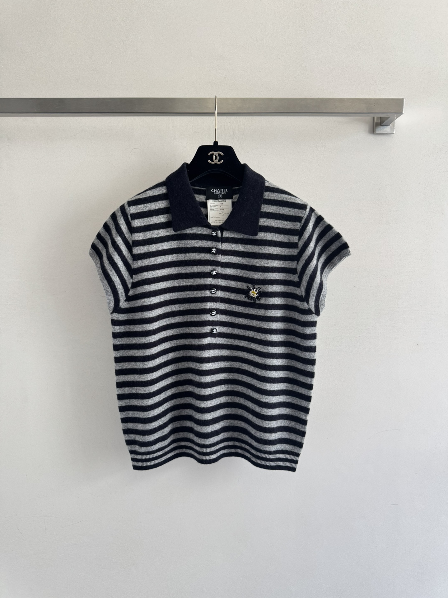 NO:472758,CHANE*25FW new model, the new middle-aged Polo cardigan, black and gray contrasting color, full of high-end feeling, the upper body hides the meat and shows the shoulder and neck lines, and the stripes are full of shrinking filters, visually slimming, the chest is heavy-worked nail bead embroidered pattern embellishment, the basic model is also carefully matched with wide-leg pants, lazy and lazy. It is matched with a skirt, Korean style, Korean style, and relaxation, SML-, chanel, skirts, alexander wang19860909CHANE*25FW新款 中古新款Polo羊毛衫黑灰撞色高级感满满上身藏住拜拜肉还显肩颈线条条纹自带收缩滤镜,视觉瘦一圈,胸前重工钉珠绣花图案点缀 基础款也有小心机搭阔腿裤慵懒出街 搭配半裙韩里韩气,松弛感直接轻松拿捏SML-,,chanel,skirts,alexander wang,Women's clothing