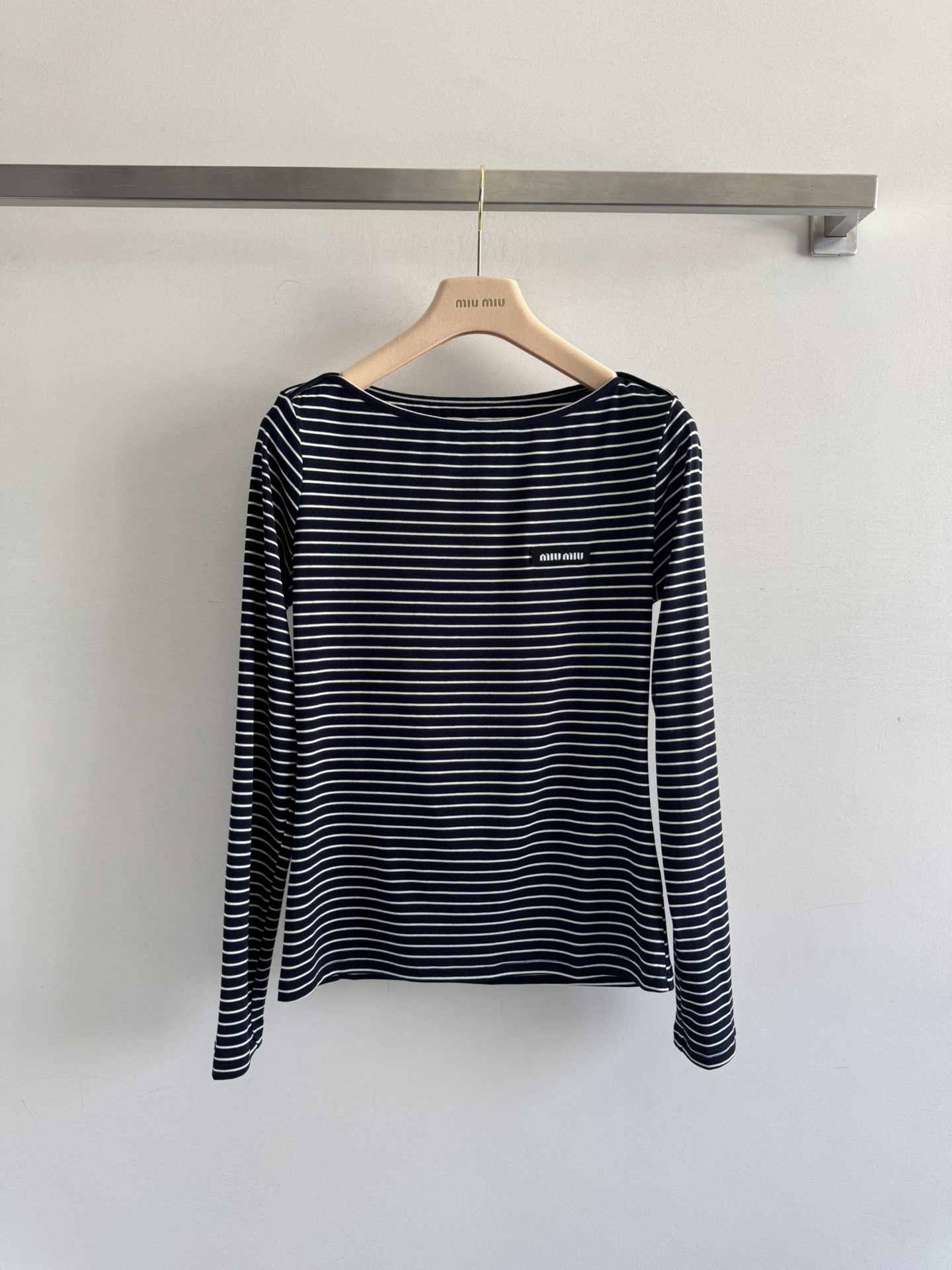 NO:472763,MIUMI*25FW new long-sleeved striped base shirt, with letters on the chest embellishment, irregular tailoring design on the neckline, soft and breathable fabric, full of comfort, classic and fashionable versatile style, it is simply the favorite two-color SMl, miumiu, alexander wang19860909MIUMI*25FW新款长袖条纹打底衫,胸前字母标点缀 领口不规则剪裁设计 面料手感柔软透气,舒适度满分经典时尚百搭款 简直是条纹控的最爱两色SMl,,miumiu,alexander wang,Women's clothing