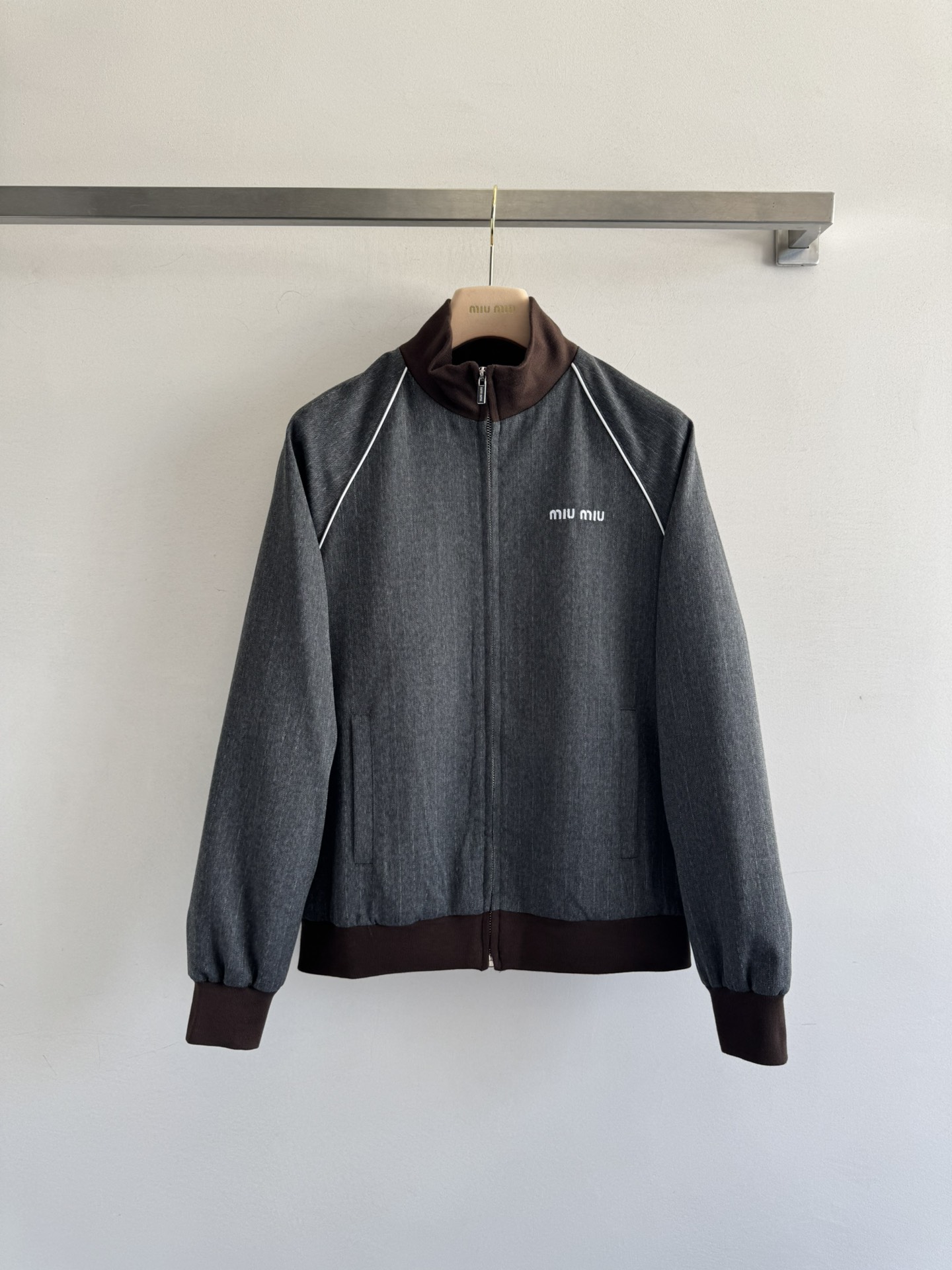 NO:472776,MiuMi*25FW early autumn new college style drop-shoulder jacket classic stand-alone zipper design, contrasting rib collar splicing design sweet and cool, and age-reducing outfit. The striped and fashionable style is not picky about people, making the upper body look slim!  Cool style ~ full of sporty style and fashion sense, tailor-made SML- for girls of Miao,,miumiu, jackets & coats, jackets & coats, alexander wang19860909MiuMi*25FW早秋新款学院风落肩夹克外套经典立领拉链设计,撞色罗纹领拼接设计甜酷兼备减龄穿搭.条纹帅气又时髦版型不挑人上身巨显瘦！酷帅风格～运动风与时尚感拉满 ,为缪系女孩量身打造SML-,,miumiu,jackets & coats,jackets & coats,alexander wang,Women's clothing