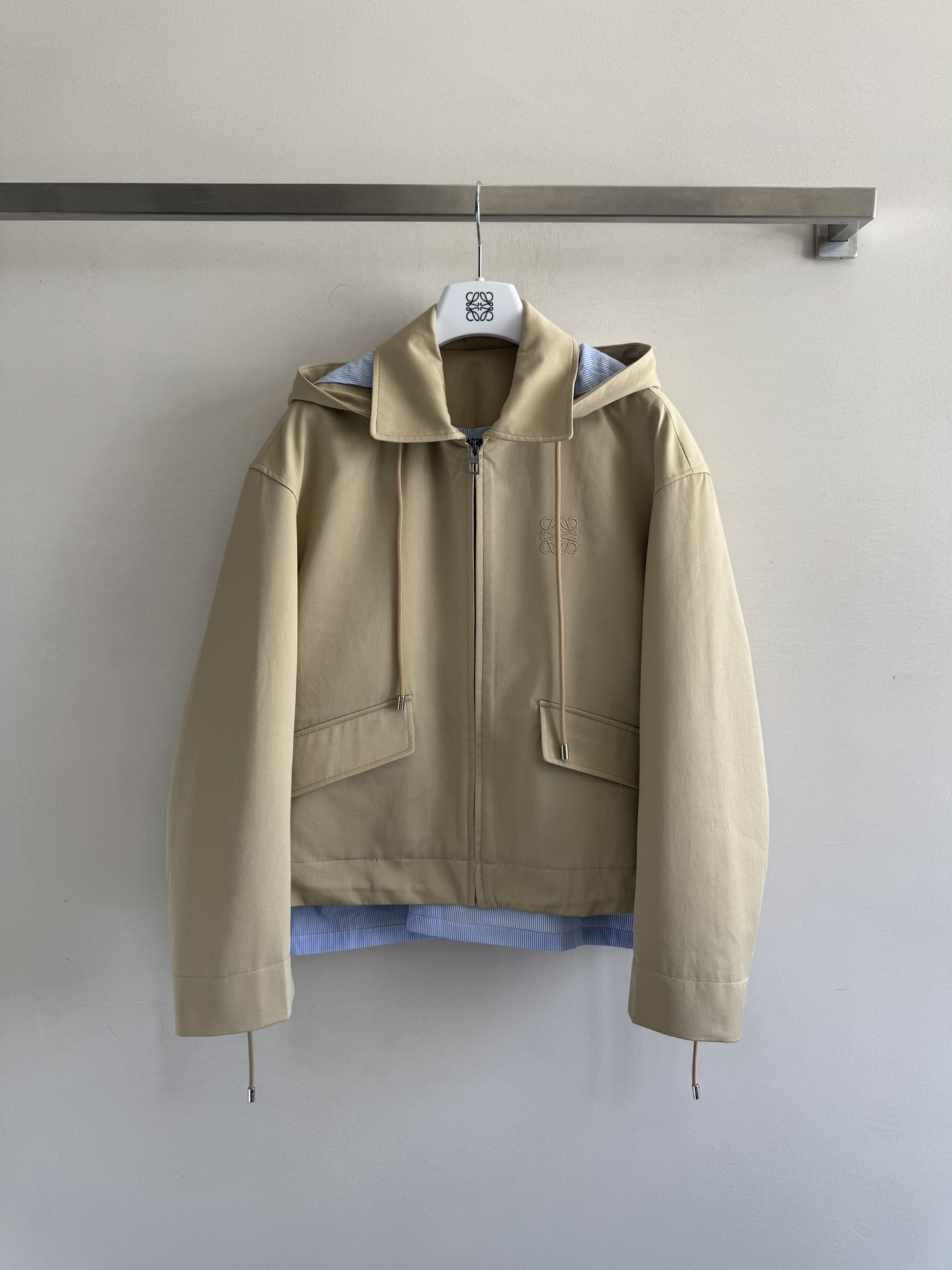 NO:472787,Loew*25FW new model, fake two-piece hooded jacket, classic lapel splicing hat, removable and high-end design, simple and elegant, both ways to wear Korean, full of retro charm, casual and versatile!  The hem drawstring is absolutely decorated, and the style changes instantly. The exquisite brand embroidery embroidery on the chest is sweet and salty. The perfect atmosphere and outfit artifact SML-,,loewe, jackets & coats, jackets & coats,hats,alexander wang19860909Loew*25FW新款 假两件连帽夹克外套 经典翻领拼接帽子可拆卸高级设计简约大方,两种穿法都韩气十足 复古韵味满满 休闲百搭不过时！下摆抽绳装饰绝绝子,随意一调,风格秒变 可甜可盐胸前精致的品牌刺绣点缀吸晴 妥妥氛围感穿搭神器SML-,,loewe,jackets & coats,jackets & coats,hats,alexander wang,Women's clothing