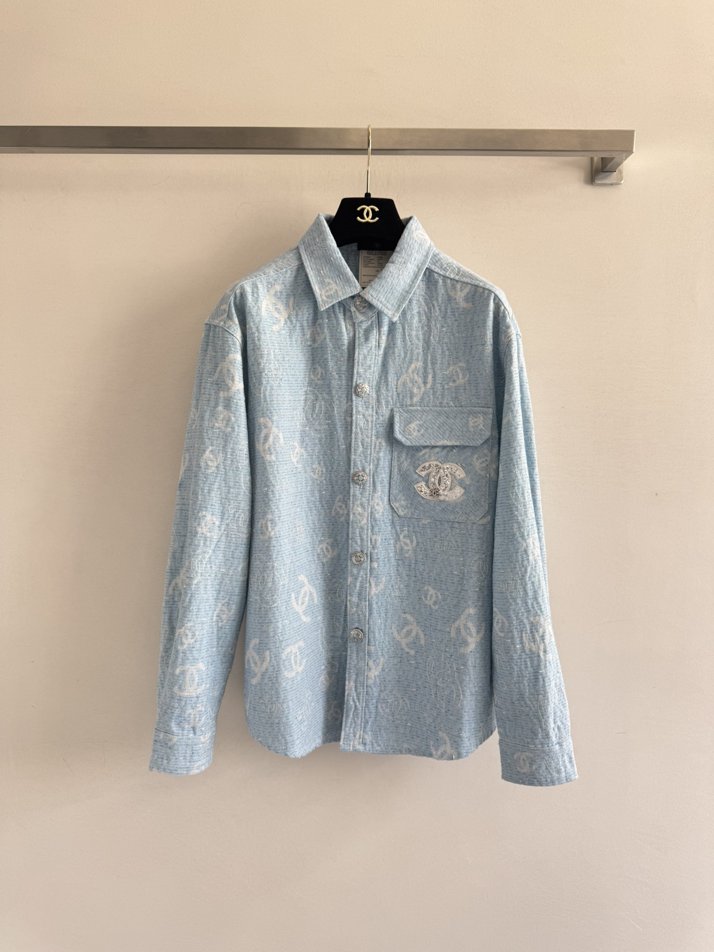 NO:472797,CHANE*25FW new lapel shirt denim jacket, full of logo print embroidery, exquisite double C pocket design, brand letter embroidery decoration behind the brand, fashionable and atmospheric, loose style, trendy, handsome, crisp and stylish, and the texture is great, both men and women can control it, versatile and casual and comfortable. There is no need to say that the same style as men and women!  SML, chanel, jackets & coats,shirts,alexander wang19860909CHANE*25FW新款翻领衬衫牛仔外套,布满logo印花点缀 搭配精致双C口袋设计 背后品牌字母刺绣装饰 时髦大气 宽松版型 穿出潮流 帅气出街 挺括有型 质感很赞不管男女都可以驾驭 百搭休闲舒适 上身没得说男女同款！SML,,chanel,jackets & coats,shirts,alexander wang,Women's clothing