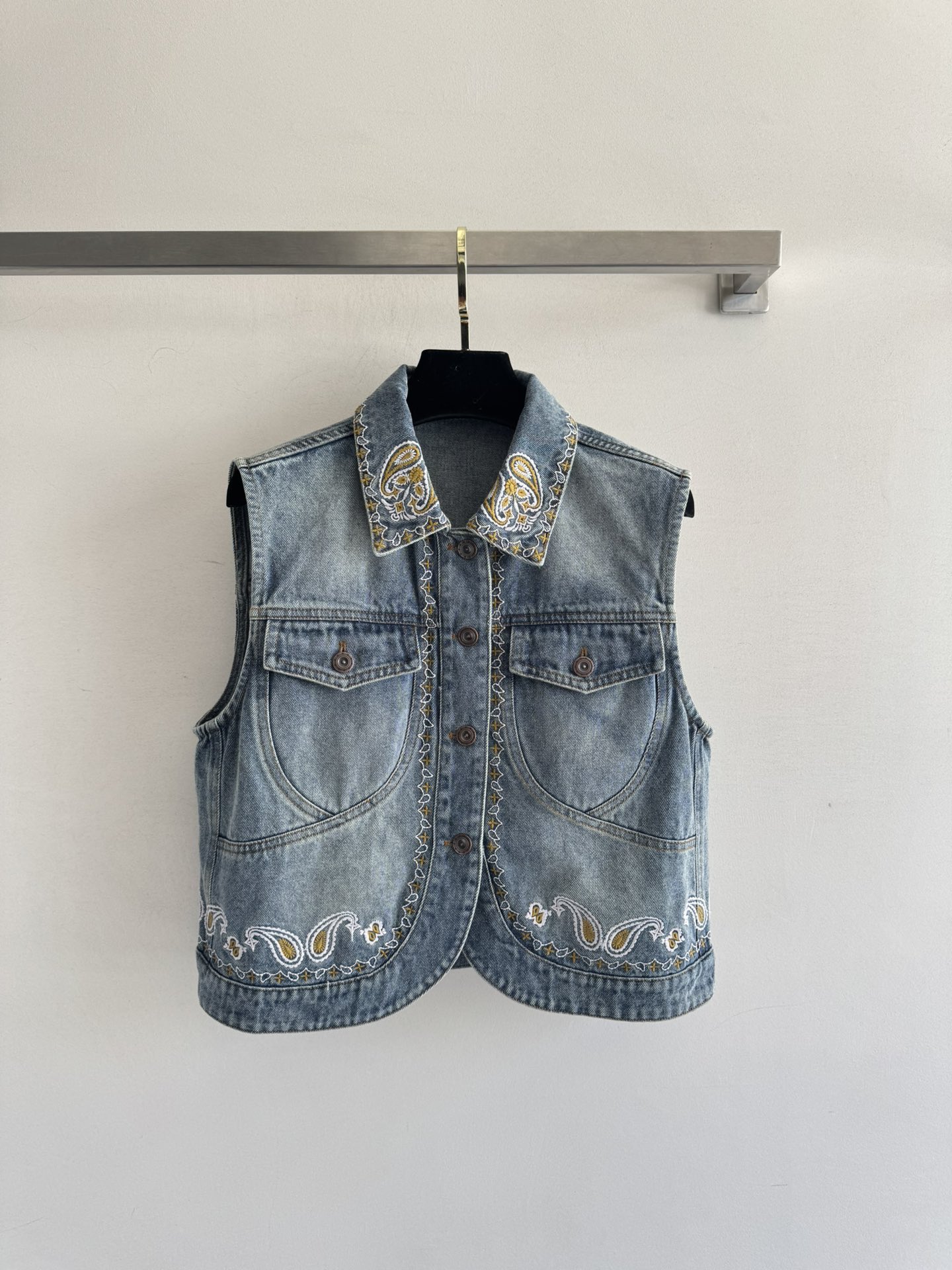 NO:472802,25Fw new embroidered lapel denim vest heavy industry embroidery design, water washing process, presenting a natural and retro color, the upper body shows a casual and unrestrained classic H-style upper body!  Instantly enhance the overall texture and high-end feeling, elegant and atmospheric upper body, versatile and changeable style SML-,,alexander wang1986090925Fw新款绣花翻领牛仔马甲重工刺绣设计 洗水工艺处理 呈现出自然复古的色泽 上身尽显随性不羁经典H版型上身绝绝子！瞬间提升整体质感与高级感 上身优雅大气 风格百搭多变SML-,,alexander wang,Women's clothing