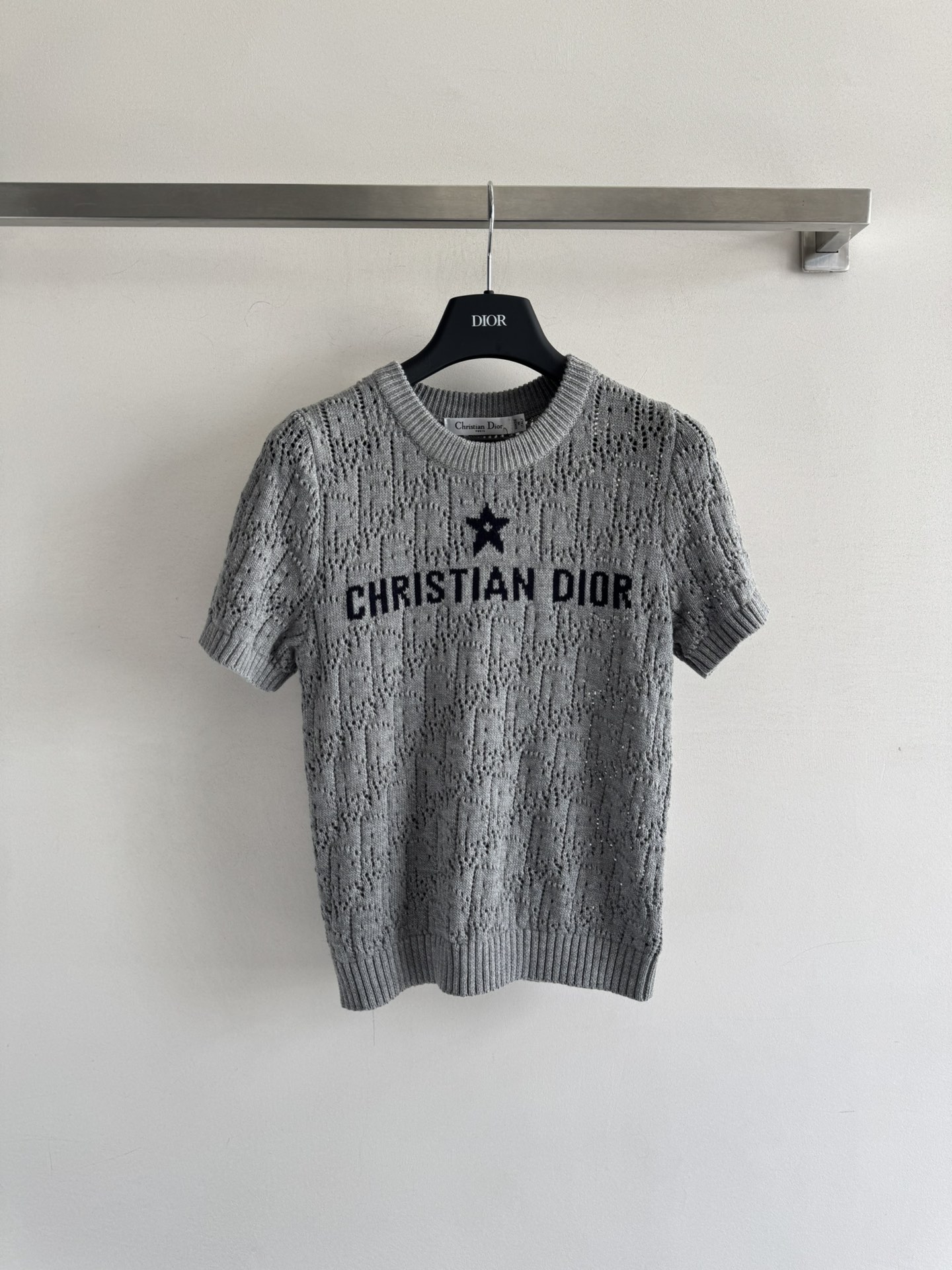 NO:473722,Dio*25FW's new hollow short-sleeved hollow knitting process is very textured, with five-pointed stars on the chest, which is very recognizable and simple, and is comfortable and versatile in daily life. It is easy to wear three-color SML, dior, T-shirt, alexander wang19860909Dio*25FW新款镂空短袖镂空的编织工艺很有肌理感,胸前五角星点缀,辨识度很高简洁大方,日常舒适百搭好穿三色SML,,dior,T-shirt,alexander wang,Women's clothing