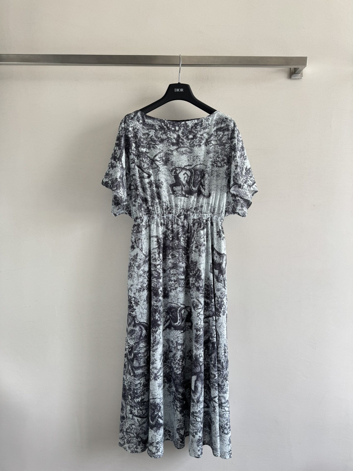 NO:473725,Dio*25FW new product is available for animal print dress. Imported cotton material is shiny and sleek. Wide-sleeved long skirt is tailored. Use flexible and full-print jungle animal patterns to bring a strong vacation atmosphere. Use elastic and elastic waist and umbrella-shaped swing to modify the lines. The upper body is more fashionable and fashionable to cover the flesh and make it look slimming. Elegant and generous~ Recommended to buy!  SMl,dior,skirts,alexander wang19860909Dio*25FW新品上架动物印花连衣裙 进口棉材质质感光泽垂顺有型 阔袖长裙剪裁 使用灵活通体满印丛林动物图案带来浓烈度假气息 利用腰间弹力松紧和伞状大摆修饰线条 上身更为洋气时髦遮肉显瘦 优雅大方～推荐入手！SMl,,dior,skirts,alexander wang,Women's clothing