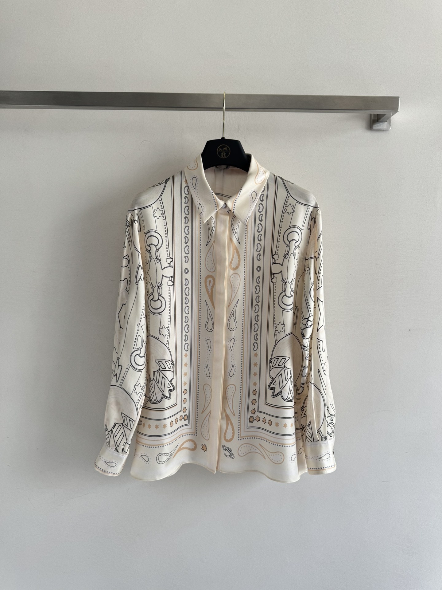 NO:473705,Herme*25FW new twill silk shirt, geometric pattern ring chain printing, loose style, fashionable, generous, comfortable, intellectual and elegant, low-key old money style can be easily controlled in casual or formal occasions!  SMLXL, hermes, real silk, alexander wang19860909Herme*25FW新款斜纹真丝衬衣,几何图案环圈链条印花,宽松的版型时髦大方舒适知性优雅,低调的老钱风无论是休闲还是正式场合,都能轻松驾驭！SMLXL,,hermes,real silk,alexander wang,Women's clothing