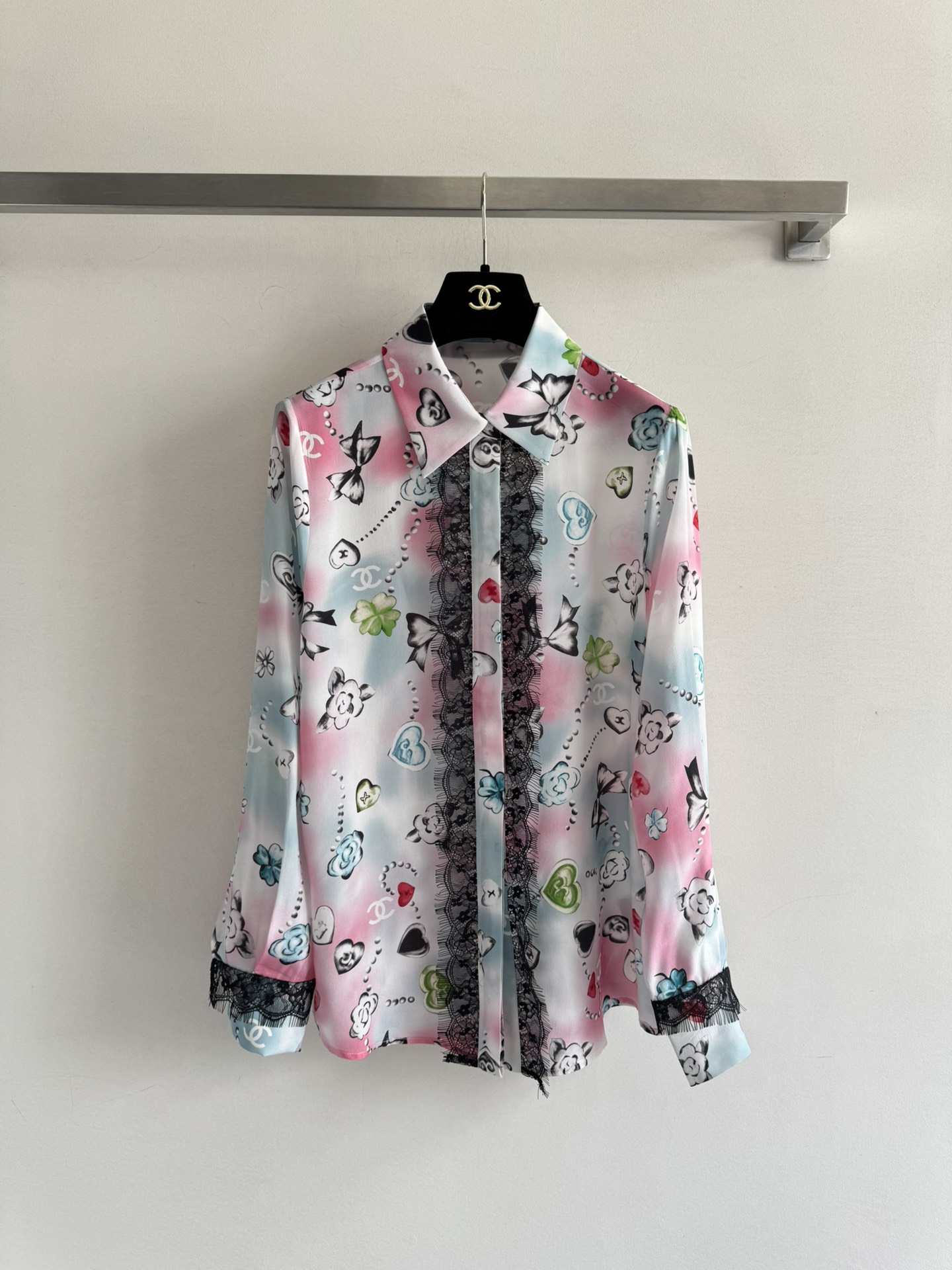 NO:473708,CHANE*25 autumn and winter series new lace lace candy graffiti shirt silk fabric feels smooth and delicate, with comfortable upper body skin, combination of sweet and romantic pattern of camellia, pink girl's color matching playful and lively, can be matched with series lace trousers, fashionable pajama style SML, chanel, shirts, real silk, alexander wang19860909CHANE*25秋冬系列新款 蕾丝花边糖果涂鸦衬衫 真丝面料触感顺滑细腻,上身贴肤舒适蝴蝶结与山茶花甜美浪漫图案结合 粉系少女的配色俏皮灵动 可搭配系列蕾丝长裤穿搭,时髦的睡衣风SML,,chanel,shirts,real silk,alexander wang,Women's clothing