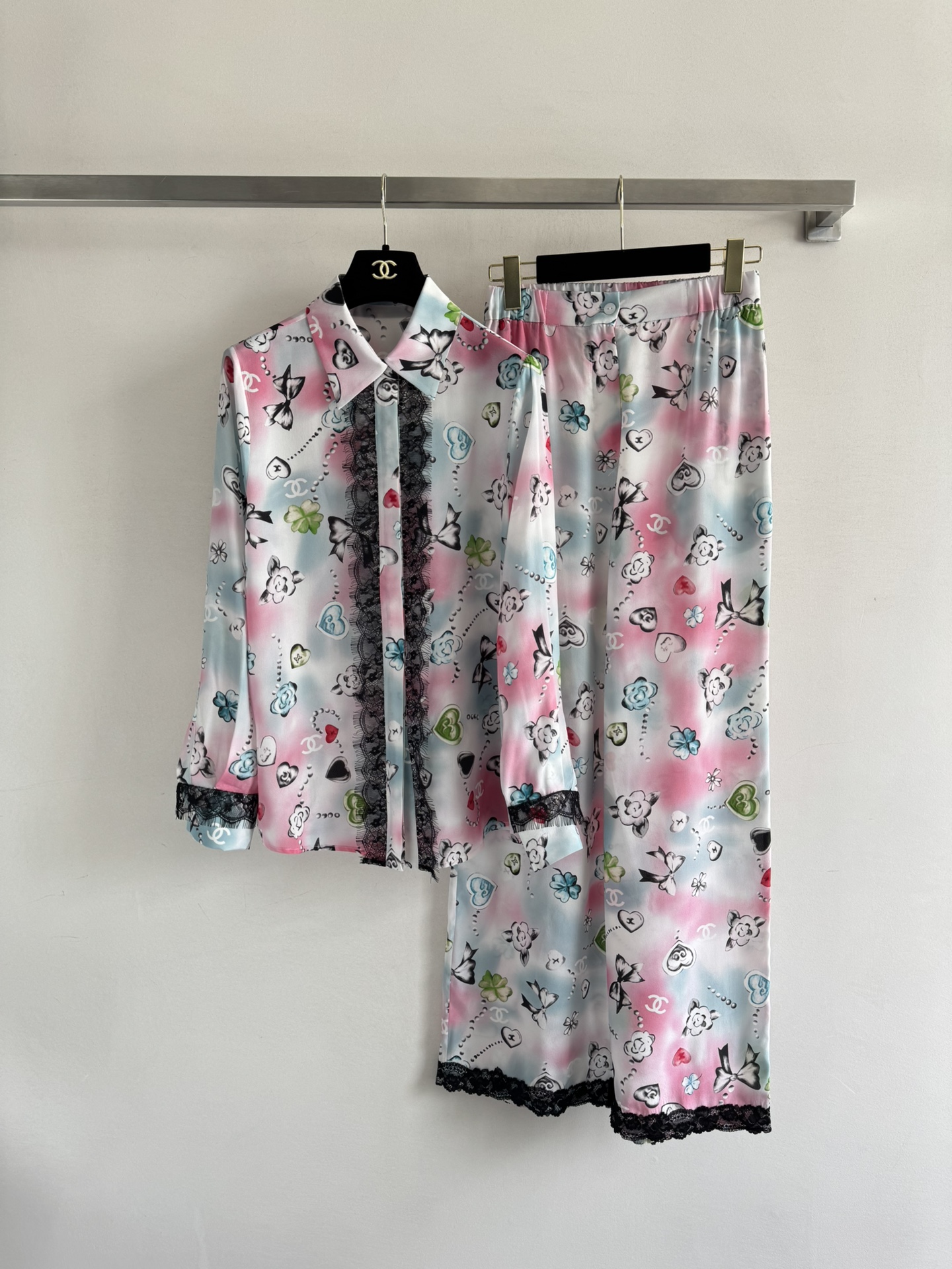 NO:473714,CHANE*25 series new lace silk trousers. The fabric is refreshing and breathable, soft and skin-friendly. When you wear it, it seems that the romance of autumn has become more gentle. The cut is elastic buckle wide-leg straight-piece design, which is very good to modify the body shape. It makes your legs look thinner and longer!  Combined with camellia and bow-tie patterns, interspersed with double C logos, it is simply romantic, sweet and playful recommendation for a set of outfits. You can get a lot of return rate SML-, chanel, real silk, alexander wang19860909CHANE*25系列新款 蕾丝花边真丝长裤 面料清爽透气,柔软亲肤,穿上它,仿佛秋天的浪漫变得更加温柔裁剪是弹力系扣阔腿直筒设计,很好的修饰身型 超级显瘦显腿长！满印着山茶花于蝴蝶结的图案结合,穿插着双C徽标,简直是浪漫甜美俏皮推荐一套穿搭 都能收获满满的回头率SML-,,chanel,real silk,alexander wang,Women's clothing