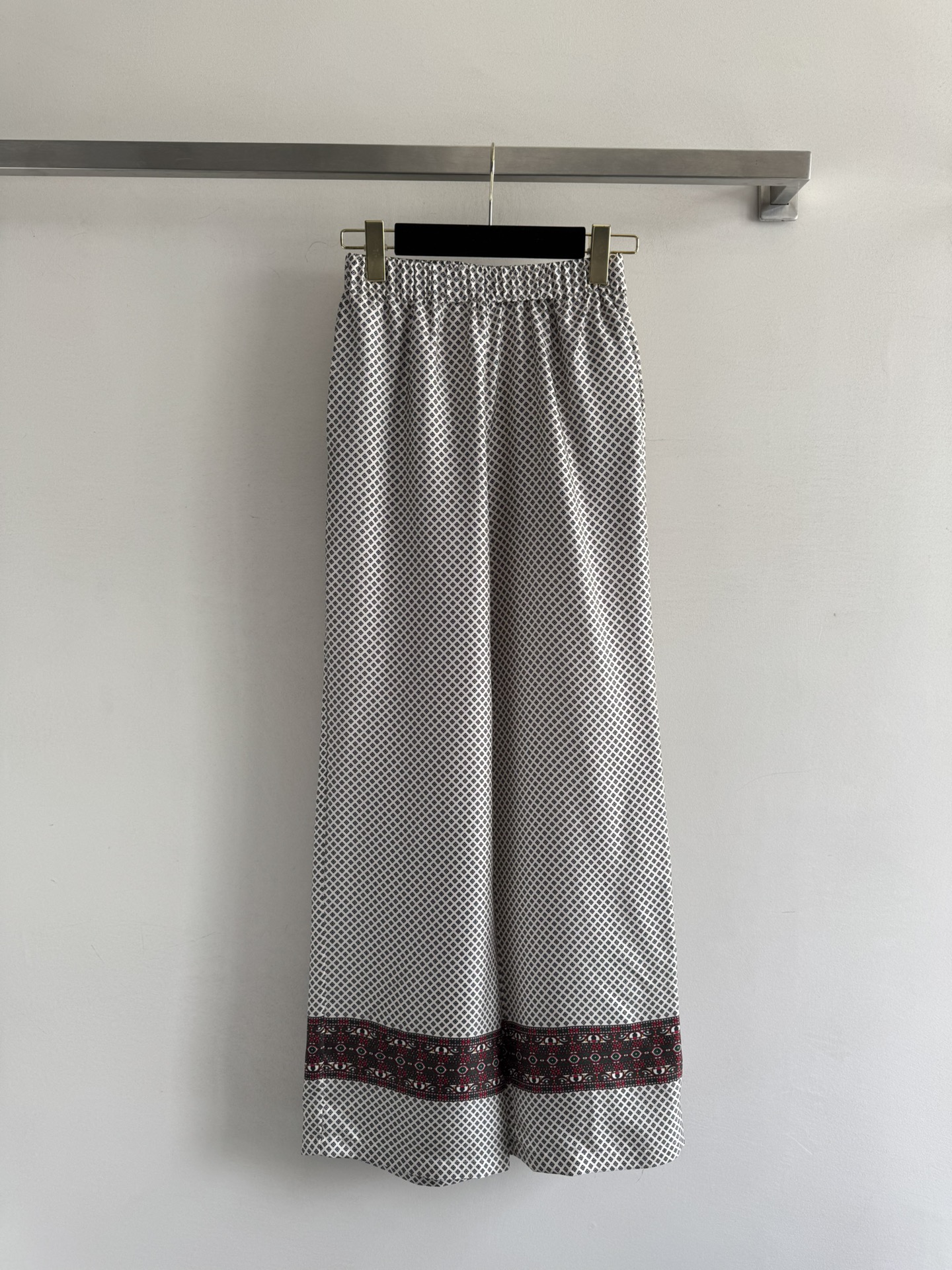 NO:473721,Loro Pian* 25FW new elastic waist silk wide-leg trousers, full of comfort. Classic printed pattern elements, full of nobleness, casual and free and elegant upper body, silk fabric slips through the skin like silk, bringing unparalleled comfort, and the texture is super nice to show your unique and personal elegant posture. SML, loro piana, real silk, alexander wang19860909Loro Pian* 25FW新款松紧腰真丝阔腿长裤,舒适度十足 经典印花图案元素,贵气十足,上身随性洒脱,落落大方,真丝面料 如丝般滑过肌肤,带来无与伦比的舒适感,质感超nice展现出你独特个性的优雅身姿SML,,loro piana,real silk,alexander wang,Women's clothing