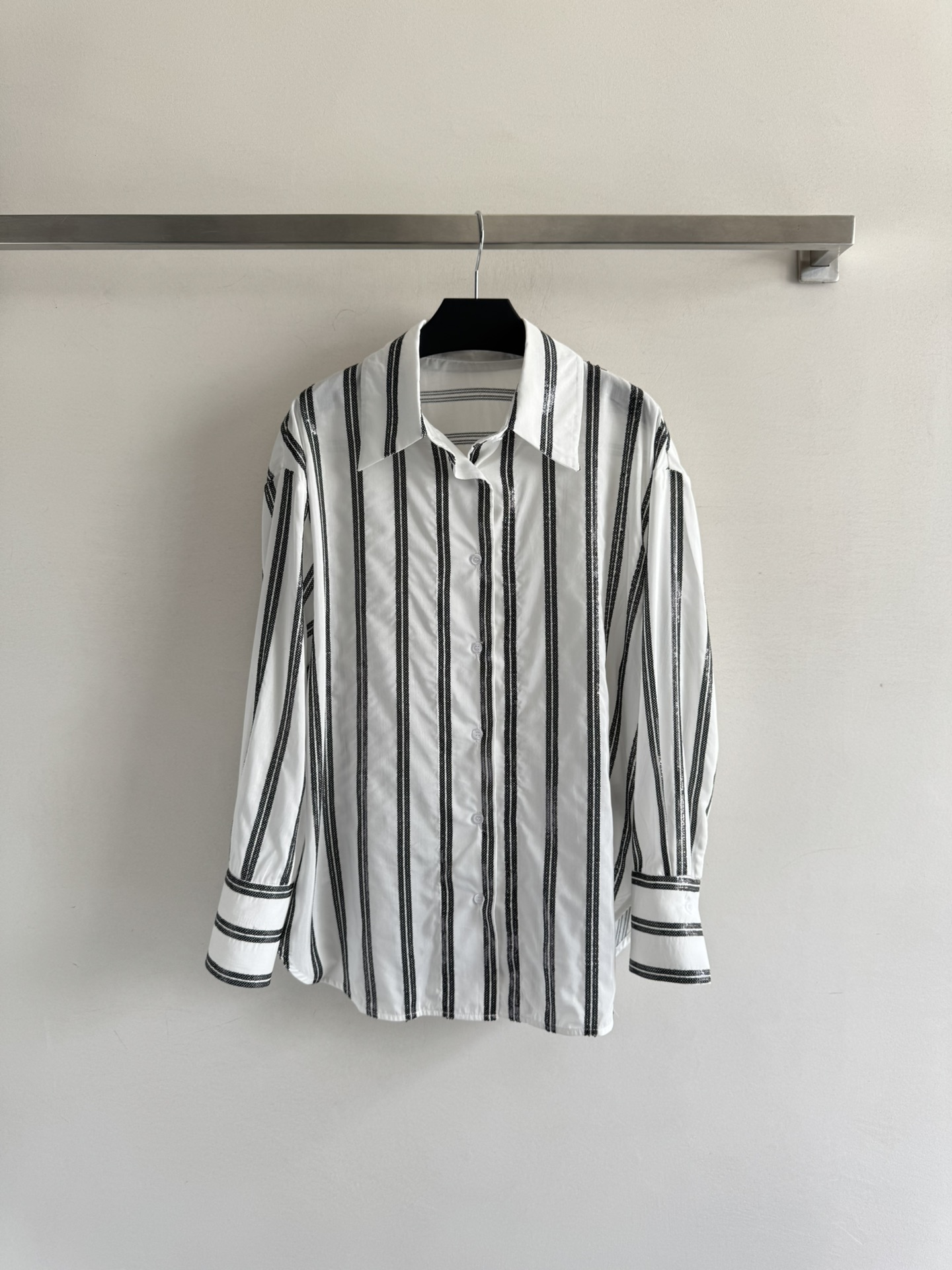 NO:473727,BC25FW new lapel long-sleeved shirt, unique design of sequins vertical stripes. The romantic French shirt in autumn is exquisite and unique. The favorite minimalist body exudes a charming charm and adds a bit of elegant temperament. The loose style is not picky about the figure, and it is very comfortable to wear. Whether it is matched with skirts or pants, it can show a different fashion style!  SML, skirts, shirts, alexander wang19860909BC25FW新款翻领长袖衬衫,亮片竖条纹独特设计 秋天浪漫令人心动法式衬衫,精巧别致,极简主义者的最爱上身都散发着迷人的韵味,还增添了几分优雅的气质,宽松的版型,不挑身材,穿着非常自在舒适,无论是搭配裙子还是裤子,都能展现出不一样的时尚风采！SML,,skirts,shirts,alexander wang,Women's clothing