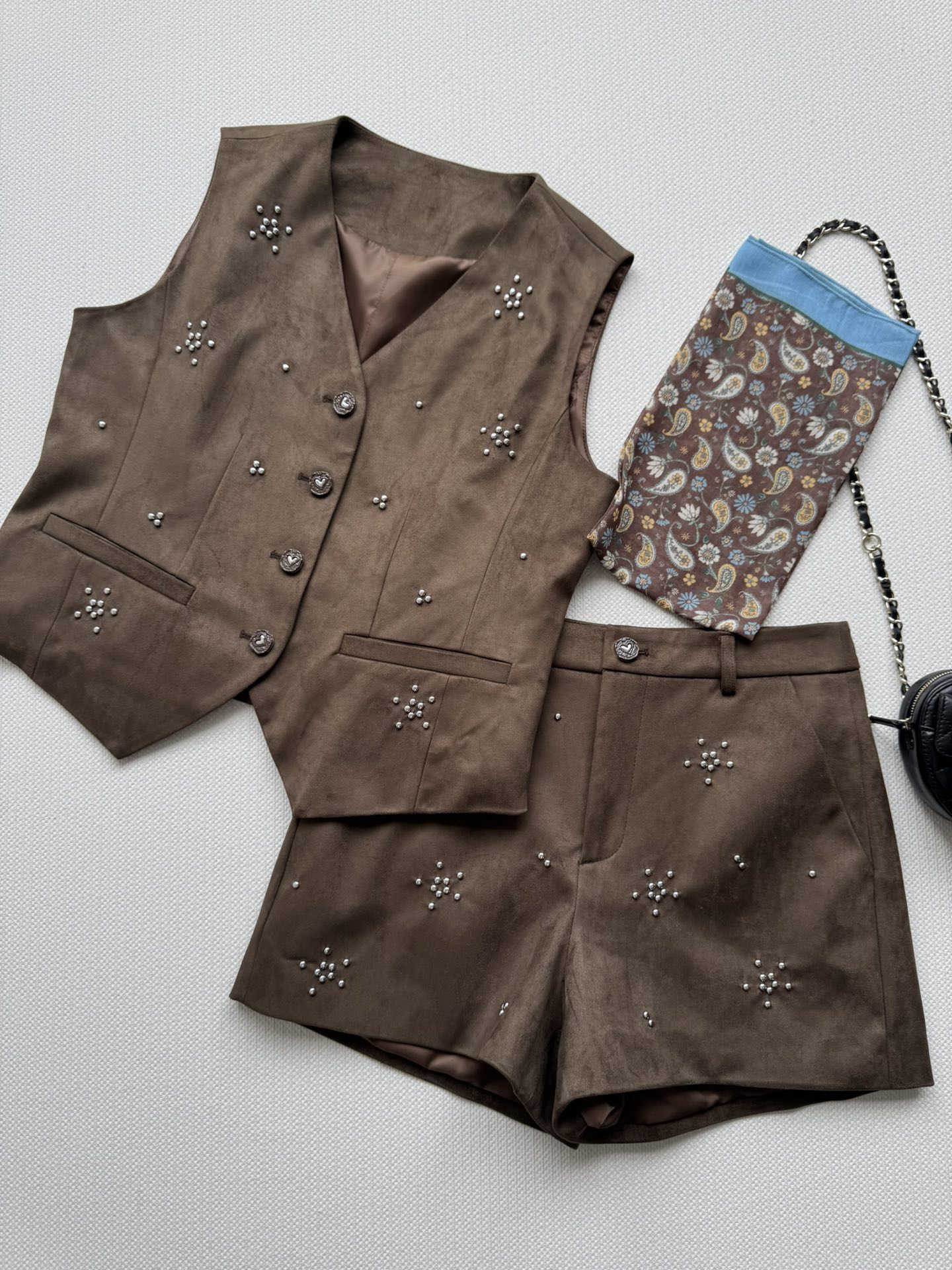 NO:473732,New 25 autumn and winter new style Heavy industry beaded retro vest set wool blend fabric has good skin-friendly texture. Classic deep V vest can be stacked with vest T-shirt and wear regular shorts. A set of top-body fashionable temperament, clean and neat, high-end and eye-catching with scarf, fashionable and three-dimensional tailoring is not picky for people to wear, and it is easy to control every day of commuting. Maillard color is simply a must-have for autumn~SML-,, shorts,tees, t-shirt,alexander wang19860909新款25秋冬新款 重工钉珠复古马甲套装羊毛混纺面料具有良好的亲肤性 质感很好经典深V马甲可叠搭背心T恤穿搭常规短裤一套上身时尚气质,干净利落,搭配丝巾装饰高级又吸睛,时髦感爆棚立体的剪裁也不挑人穿,日常通勤都轻松驾驭 美拉德色系简直是秋天必备款～SML-,,shorts,tees，t-shirt,alexander wang,Women's clothing