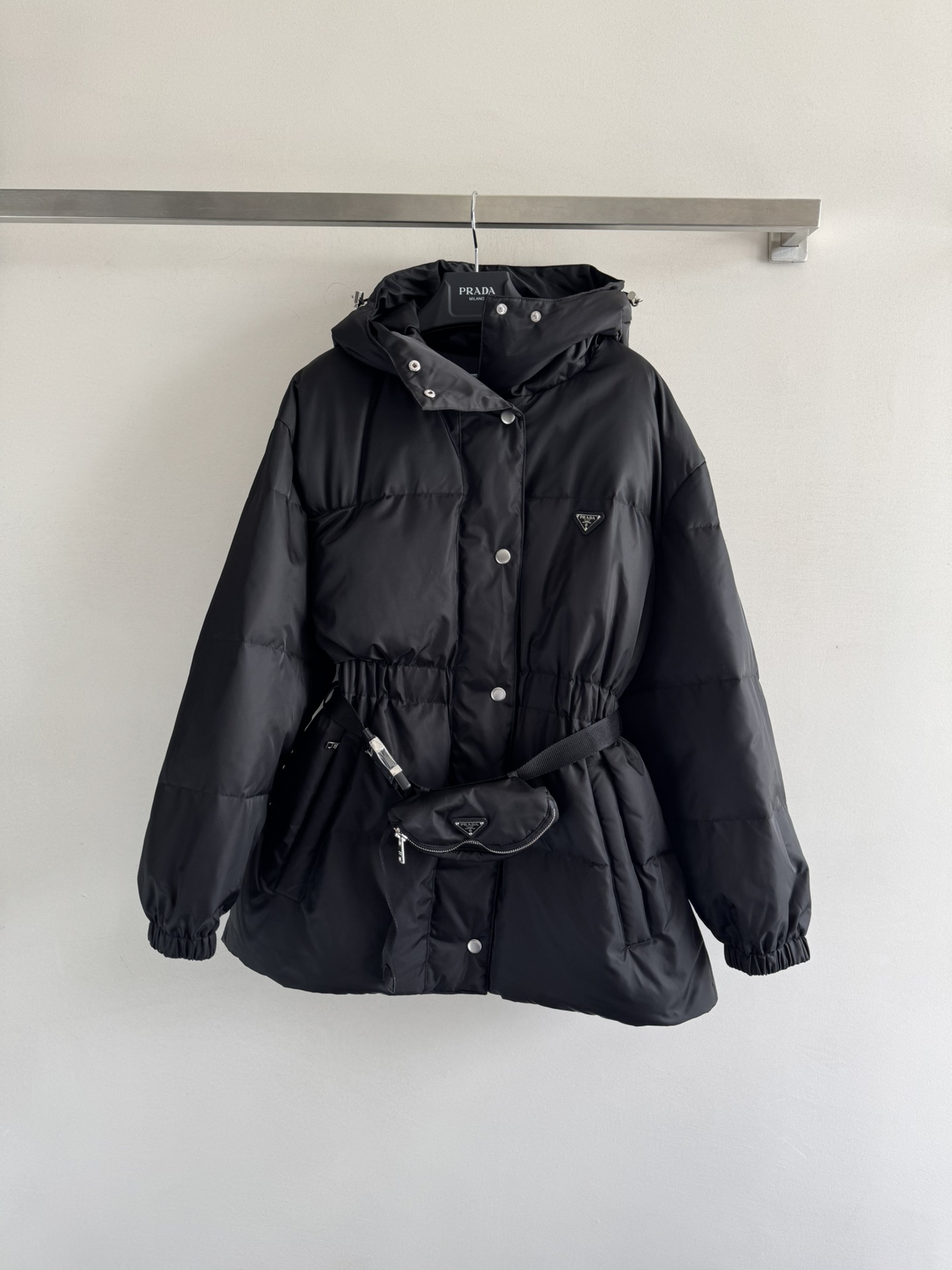 NO:473734,The new 25 autumn and winter style with dust bag PRAD*25 autumn and winter style Ant waist bag down jacket jacket is decorated with classic triangle logo on the chest, showing the brand's low-key luxury hooded double-head zipper design Elastic waist paired with waist packaging decoration The upper body will not look bloated but also hugely warm and slim. The filling of white goose velvet is very fluffy, light and convenient, fashionable and versatile, never out of time. It is extremely practical throughout the winter. SML, prada, jackets & coats, down jacket, hats, alexander wang19860909配防尘袋PRAD*25秋冬新款 蚂蚁腰腰包羽绒服外套胸前饰以经典三角标LOGO装饰 尽显品牌低调奢华感 连帽双头拉链设计 松紧收腰搭配腰包装饰 上身不会显臃肿还巨保暖显瘦白鹅绒的填充蓬松感极好,轻巧方便,时尚百搭永不过时款 整个冬天实用性极强SML,,prada,jackets & coats,down jacket,hats,alexander wang,Women's clothing