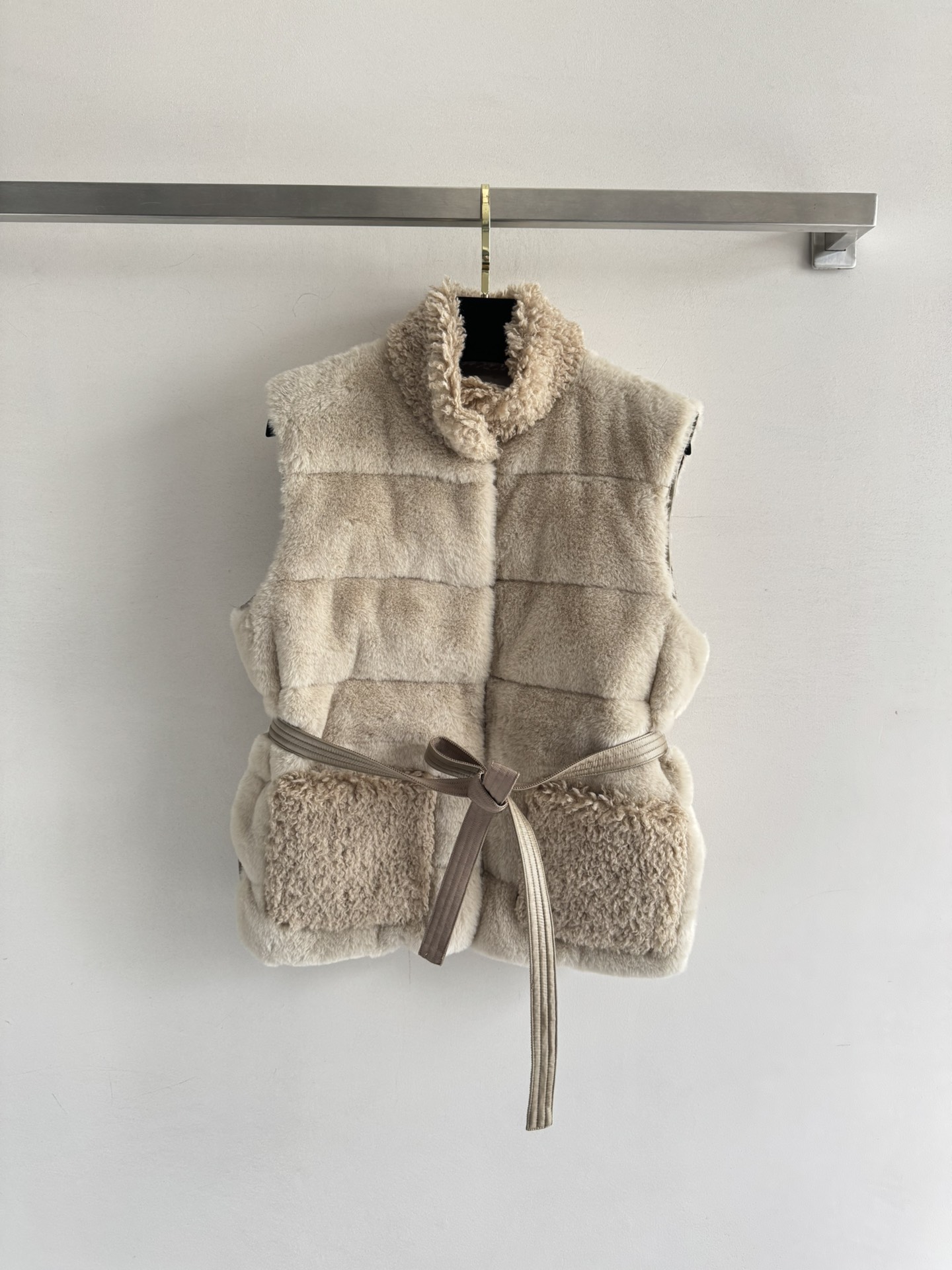 NO:474805,With dust bag Moncl* 25 Autumn and Winter Series Fur-Furnished Down Vest, the down vest is made of synthetic materials, interpreting classic styles in exquisite style, and blending different finishes. This warm item is equipped with a removable belt to highlight the body curve, adding a soft atmosphere to the cold weather shape, filled with down snaps and opening and closing patch pockets, leather logo patches on the back, full of details SML, Moncler, down jacket, alexander wang19860909配防尘袋Moncl*蒙口25秋冬系列毛毛羽绒马甲,羽绒马甲采用合成材料制成,以精美风格演绎经典款式,融合不同饰面这款保暖单品配有可拆卸腰带,可突显身形曲线,为寒冷天气造型增添柔美气息,填充羽绒按扣开合贴袋 背后皮革标识贴点缀 满满的细节SML,,Moncler,down jacket,alexander wang,Women's clothing