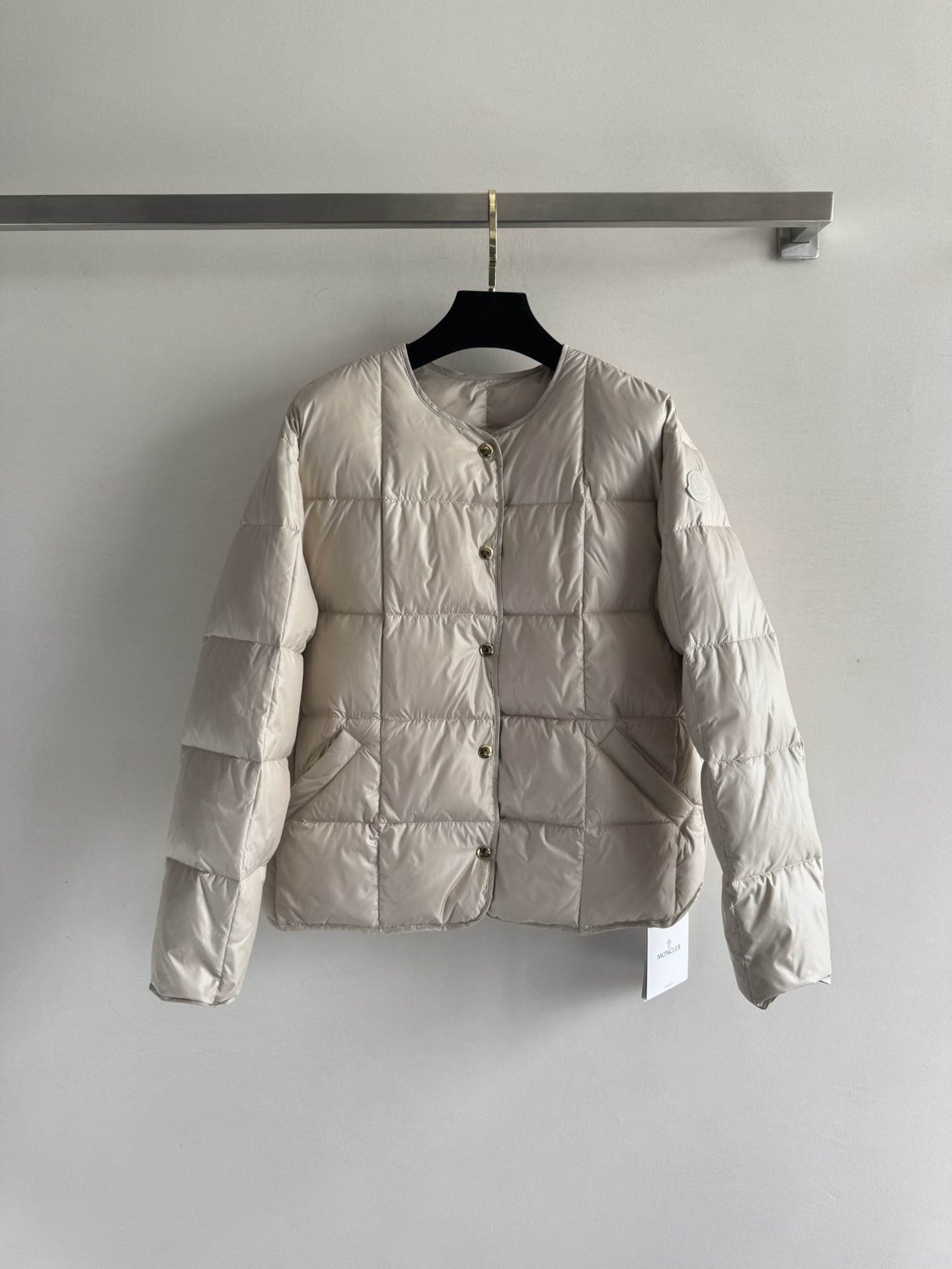 NO:474814,With dust bag Moncl* 25-inch Autumn and Winter series down jacket, professional down jacket nylon lining, the latest national standard 90 white goose down, large filling volume, super light and warm!  Customized hardware tag logo, small embroidery seal, all details are customized!  The upper body effect is really amazing!  A must-have down in autumn and winter!  Cooling down!  Cooling down!  Come and be a fashionable and warm goddess SMEL, Moncler, down jacket, alexander wang19860909配防尘袋Moncl*蒙口25秋冬系列羽绒服,专业羽绒服锦纶里衬,最新国标90白鹅绒,充绒量大,超级轻便又保暖！五金吊牌logo定制,小绣章,所有细节都是定制的！上身效果真的绝绝子！秋冬必备羽绒！降温了！降温了！快来做一个时尚又保暖的女神ＳＭＬ,,Moncler,down jacket,alexander wang,Women's clothing