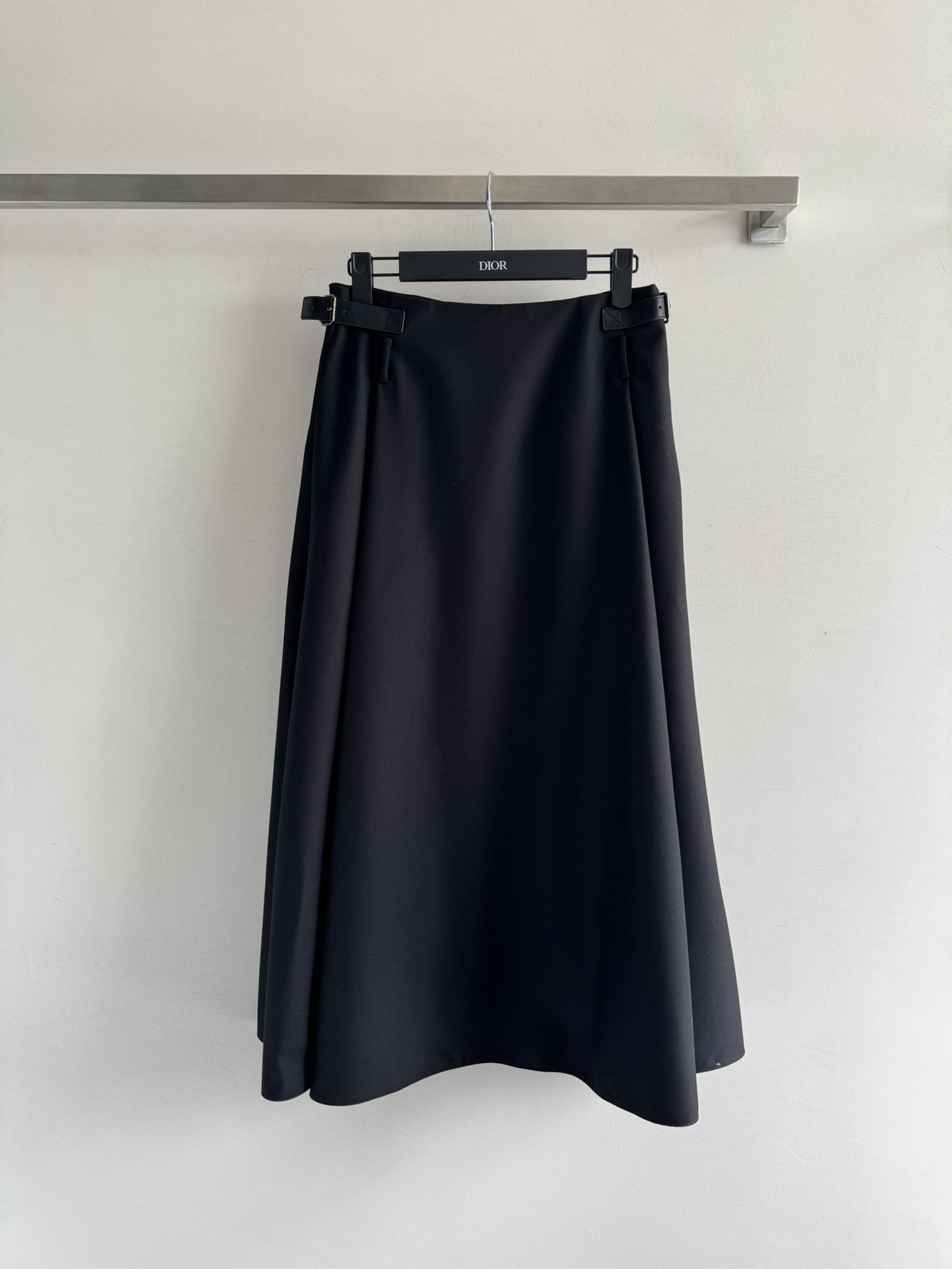 NO:474801,Dio*25FW new model, high-version A-line flared skirt with pleated large hem design, the upper body looks so elegant and generous, the flared cut is unique, full of temperament, can show the body proportions, visually high-end and aura, extremely inclusive, not monotonous and versatile, it is very suitable for both daily and formal occasions!  Classic styles are never out of date. Any body shape can be controlled and can easily hide the flesh and make you look thin!  SML, dior, skirts, alexander wang19860909Dio*25FW新款 高版本A字喇叭版型半身裙拼褶大裙摆设计,上身简直太显优雅大方了,喇叭形剪裁别具一格 显气质满满 可展现出身材比例线条 视觉上高级有气场 包容性极高 不单调又百搭,不管是日常还是正式场合都很适合！经典款式永不过时 任何身形都可驾驭又可以轻松藏肉显瘦！SML,,dior,skirts,alexander wang,Women's clothing