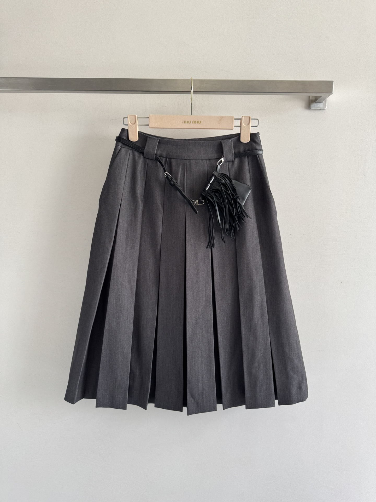 NO:474791,MiuMi*25FW new pleated skirt, classic pleated contrasting belt design, paired with brand letters, tassel waist packaging decoration, simple and generous, with a sense of design, inclusive and versatile style, easy to control the upper body, Korean and min style, full of fashion sense ~ using silk-blend fabric quality, online upper body makes it look slim and age-reducing, fashionable and generous, and can be worn in daily leisure or party activities!  Gray, navy blue SML, miumiu, skirts, alexander wang19860909MiuMi*25FW新款百褶半裙 经典百褶撞色腰带设计 搭配品牌字母流苏腰包装饰 简约大方不失设计感即包容又百搭版型完全不挑人轻松驾驭上身韩系又min系 满满的时尚感～采用丝毛混纺面料品质在线上身显瘦又减龄,时髦大方,不管日常休闲还是聚会活动都可穿！灰色、藏蓝色SML,,miumiu,skirts,alexander wang,Women's clothing
