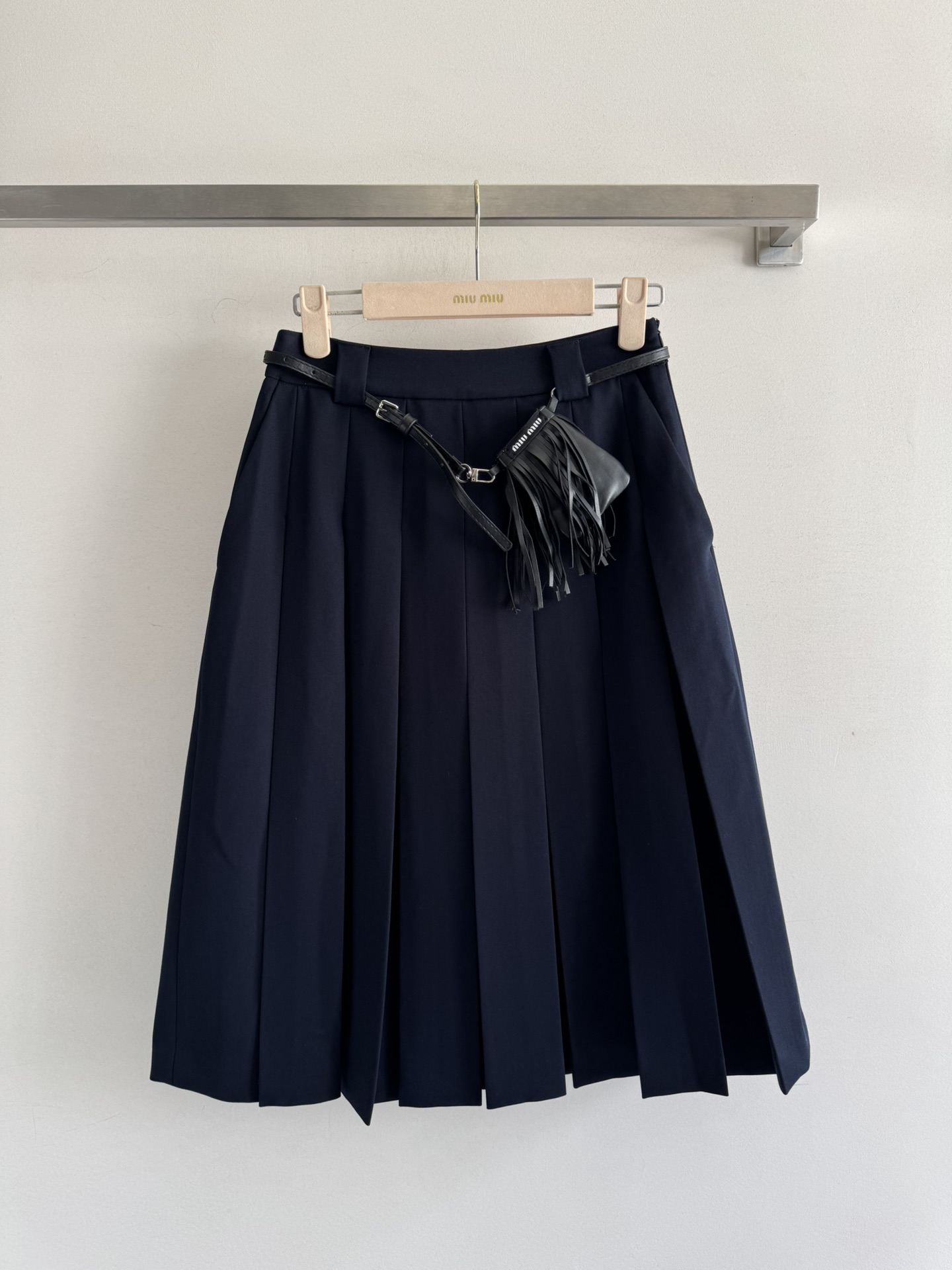 NO:474796,MiuMi*25FW new pleated skirt, classic pleated contrasting belt design, paired with brand letters, tassel waist packaging decoration, simple and generous, with a sense of design, inclusive and versatile style, easy to control the upper body, Korean and min style, full of fashion sense ~ using silk-blend fabric quality, online upper body makes it look slim and age-reducing, fashionable and generous, and can be worn in daily leisure or party activities!  Gray, navy blue SML!  ,miumiu,skirts,alexander wang19860909MiuMi*25FW新款百褶半裙 经典百褶撞色腰带设计 搭配品牌字母流苏腰包装饰 简约大方不失设计感即包容又百搭版型完全不挑人轻松驾驭上身韩系又min系 满满的时尚感～采用丝毛混纺面料品质在线上身显瘦又减龄,时髦大方,不管日常休闲还是聚会活动都可穿！灰色、藏蓝色SML！,,miumiu,skirts,alexander wang,Women's clothing