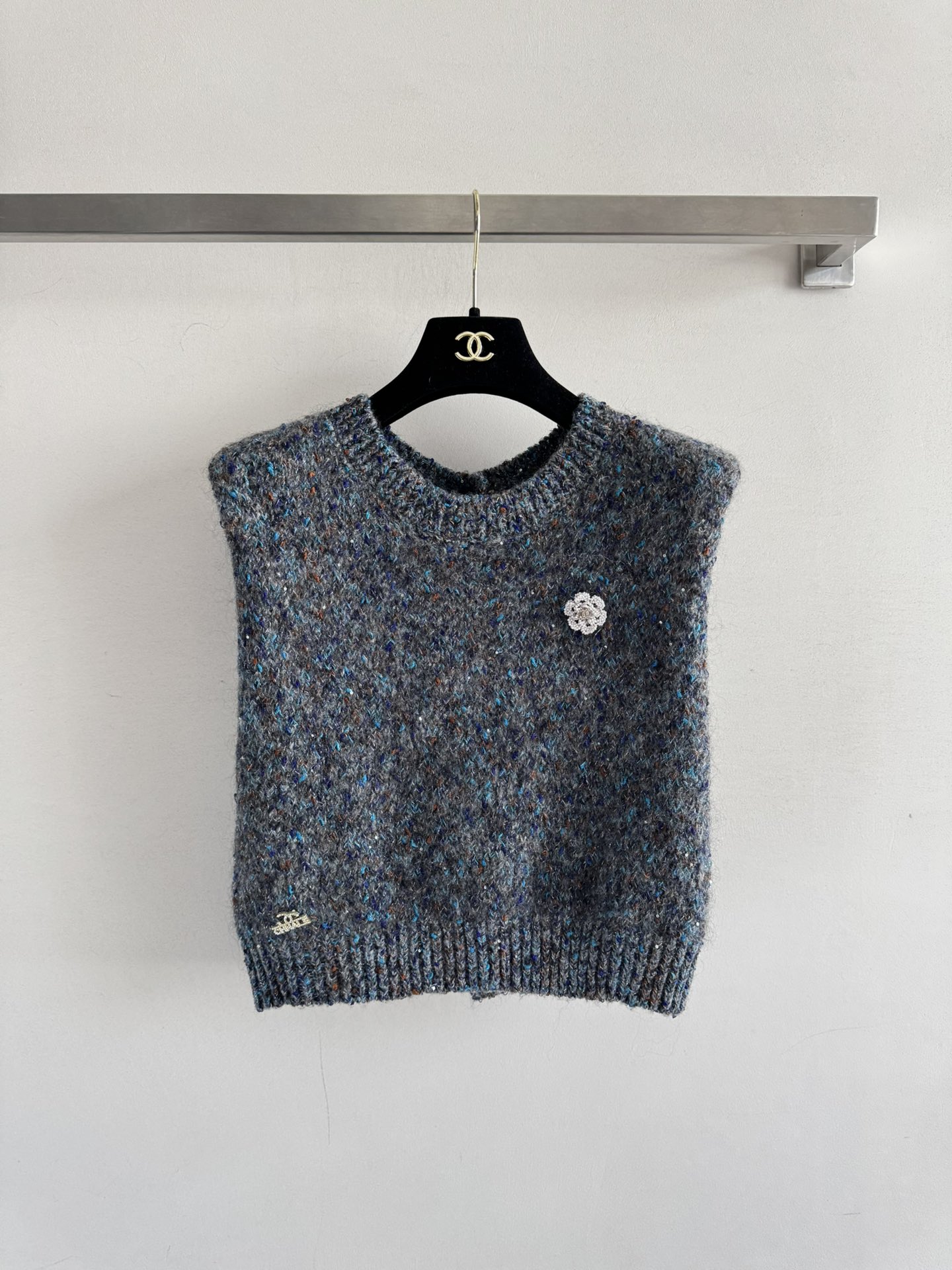 NO:476627,CHANE*25 new vest vest is very soft, and it is not tied in close-fitting. The comfort and full style is very inclusive to the figure. The back button is also very delicate. It is the kind of button with a little gloss. The inner turtleneck base shirt is very beautiful, and it looks very beautiful, with a sense of atmosphere. Simple and high-end SML-, chanel, alexander wang19860909CHANE*25新款背心马甲 羊绒材质很柔软 贴身穿也不扎 穿着舒适度拉满版型对身材的包容性很强,后背扣子的设计也很精致,是那种带有一点光泽感的纽扣,内搭高领打底衫,都非常好看,妥妥的氛围感穿搭 简约又高级SML-,,chanel,alexander wang,Women's clothing