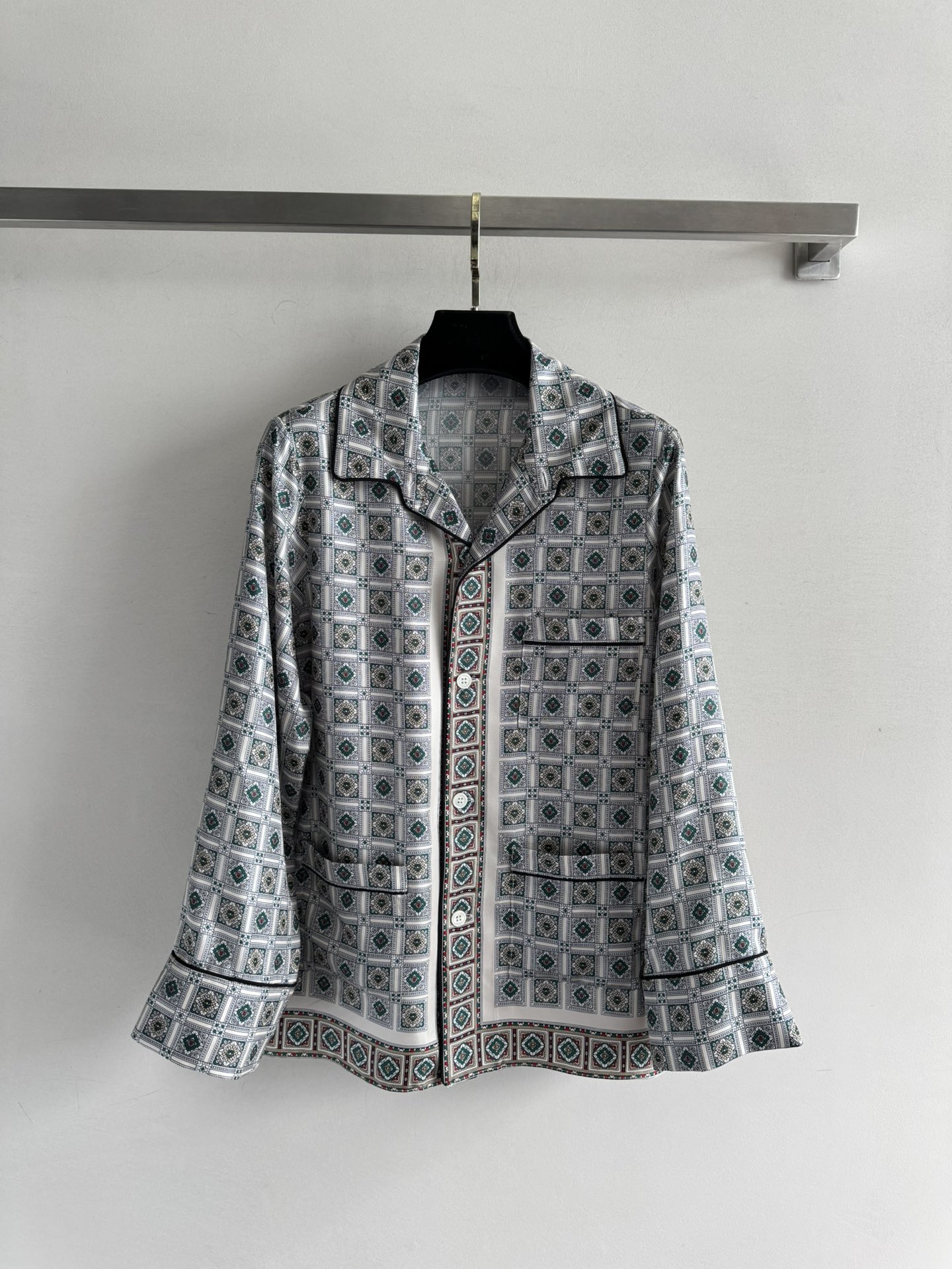 NO:476641,Loro Pian*25FW new series printed silk long-sleeved shirt, loose style, immersed in the elegance of elegance, lines start from the beauty of structure, geometric patterns lead the confidence and sharpness, elegant color matching paints modern tailoring. Walking in minimalist tones, your figure is like water and your will is like blade, showing the power of contemporary women. Luxury and fashionable~SML,,loro piana,shirts,real silk,alexander wang19860909Loro Pian*25FW新款系列印花真丝长袖衬衫,宽松版型 沉浸于历久弥新的雅致匠艺,线条起笔于结构之美,几何图案领衔自信锋芒,淡雅配色绘就摩登剪裁.行走于极简色调之中,身姿如水,意志如刃,尽显当代女性力量.奢侈时尚～SML,,loro piana,shirts,real silk,alexander wang,Women's clothing