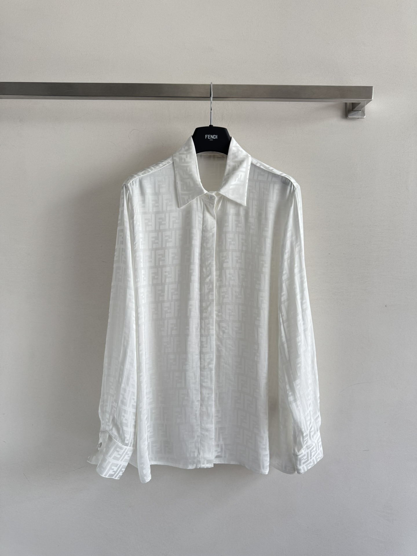 NO:476680,Fend*25FW new old jacquard long-sleeved shirt, double F jacquard custom silk fabric, classic style and style are not picky, smooth lines are cut, classic dressing skills are low-key and luxurious. Get it quickly SM L,,fendi,alexander wang19860909Fend*25FW新款老提花长袖衬衣,双F提花定制人丝面料,经典款式版型不挑人,线条流畅剪裁,经典穿搭能手低调奢华 快点入手吧ＳＭ L,,fendi,alexander wang,Women's clothing