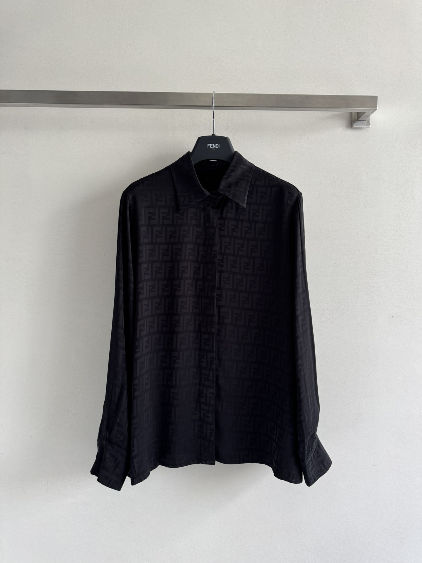 NO:476621,Fend*25FW new old jacquard long-sleeved shirt, double F jacquard custom silk fabric, classic style and style are not picky, smooth lines are cut, classic dressing skills are low-key and luxurious. Get it quickly SM L,,fendi,alexander wang19860909Fend*25FW新款老提花长袖衬衣,双F提花定制人丝面料,经典款式版型不挑人,线条流畅剪裁,经典穿搭能手低调奢华 快点入手吧ＳＭ L,,fendi,alexander wang,Women's clothing
