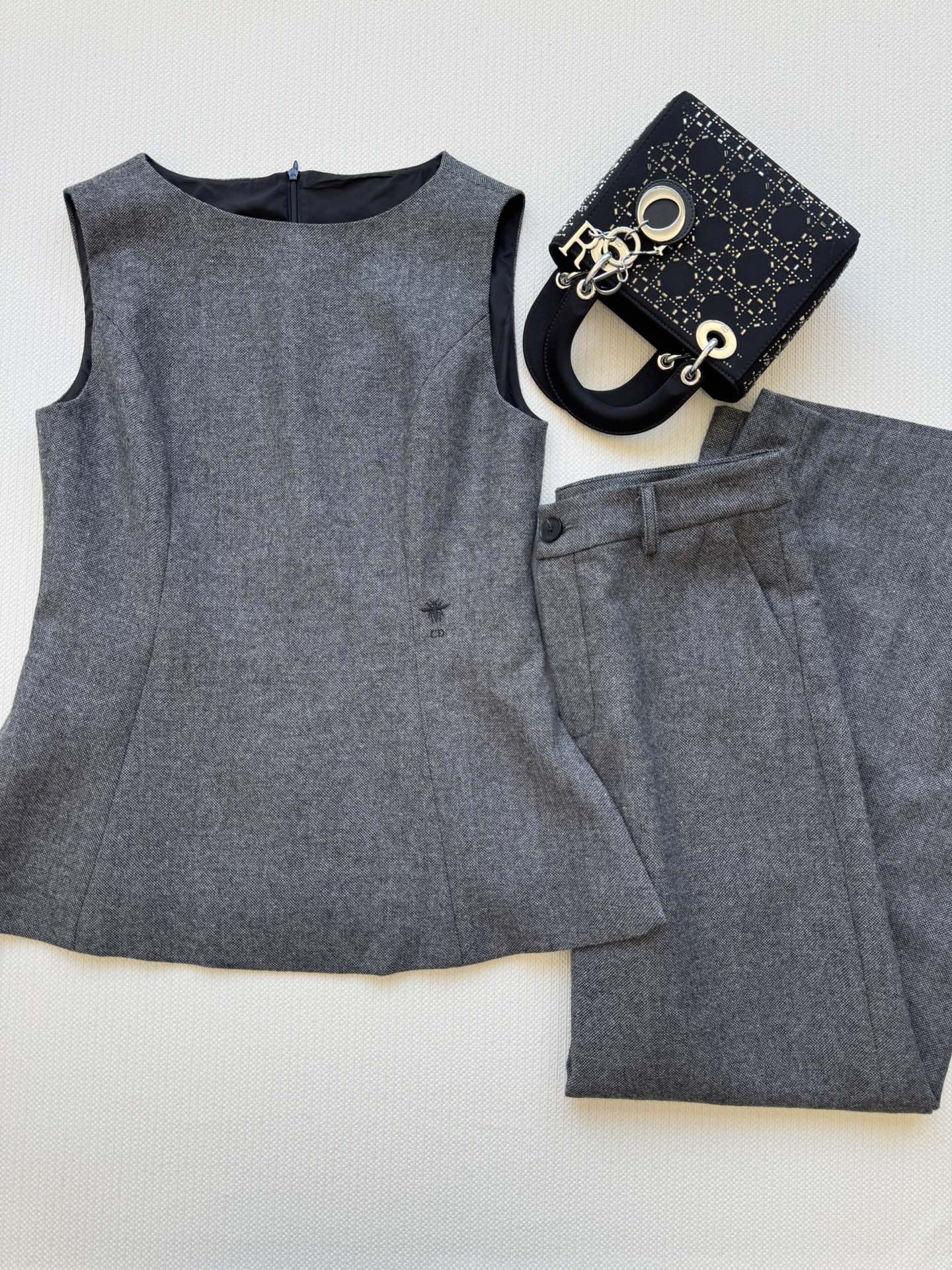 NO:476663,Dio*25FW new series straight loose trousers are based on three-dimensional tailoring, simple and versatile, and the style is super good. It is highly recommended to look slim on the upper body. Minimalist and fashionable must be used. The fabric has a drape and a crisp feel. It is casual and clean and neat, perfectly modifying the legs!  Recommended to match with series tops, full of high-end SML-,,dior,alexander wang19860909Dio*25FW新款系列直筒宽松长裤基础立体的剪裁,简约又百搭,版型超好 强烈推荐上身超显瘦 极简主义时髦精必入,面料具有垂感又不失挺括感,随性中又透着一股干净利落,完美修饰腿型！推荐与系列上衣一套搭配 高级感满满SML-,,dior,alexander wang,Women's clothing