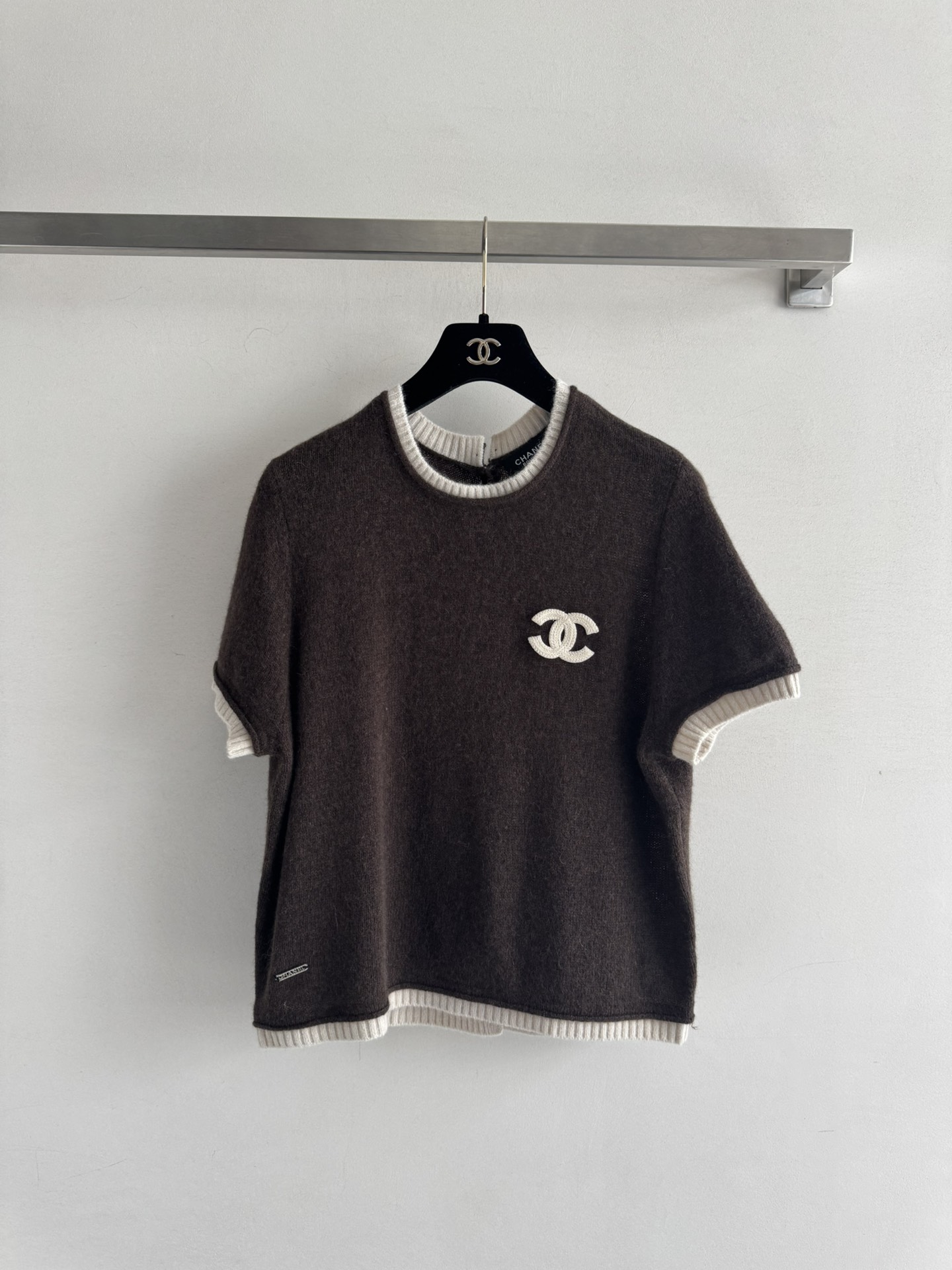 NO:478220,CHANE*25 new medieval cardigan contrasting color design classic round neck, single row exquisite buckle embellishment at the back, retro and eye-catching, color series comes with shrink filter, visual whiteness and complexion, solid color versatile wide-leg pants lazy to go out on the street, matched with a skirt, Korean style, relaxation, SML-, chanel, skirts, alexander wang19860909CHANE*25中古新款羊毛衫撞色设计经典圆领 后面单排精致扣点缀 复古吸睛 色系自带收缩滤镜,视觉显白显气色 纯色百搭搭阔腿裤慵懒出街 搭配半裙韩里韩气,松弛感直接轻松拿捏SML-,,chanel,skirts,alexander wang,Women's clothing