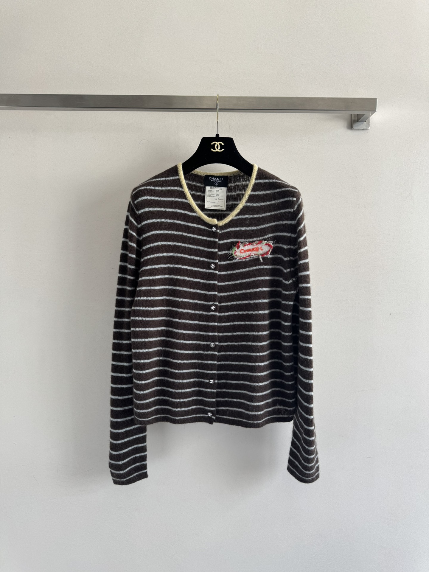 NO:478203,CHANE*25FW new style, the new middle-aged cardigan contrasting stripes are high-end, the upper body is slimming and versatile stripes are equipped with shrink filters, visually slimming, the letters on the chest are embellished with beads, the basic style is also carefully matched with wide-leg pants and lazy to go out. It is matched with a skirt, Korean style, Korean style, and relaxation is easy to grasp SML-, chanel, skirts, alexander wang19860909CHANE*25FW新款 中古新款羊毛衫撞色条纹高级感满满上身显瘦百搭条纹自带收缩滤镜,视觉瘦一圈,胸前字母钉珠图案点缀 基础款也有小心机搭阔腿裤慵懒出街 搭配半裙韩里韩气,松弛感直接轻松拿捏SML-,,chanel,skirts,alexander wang,Women's clothing