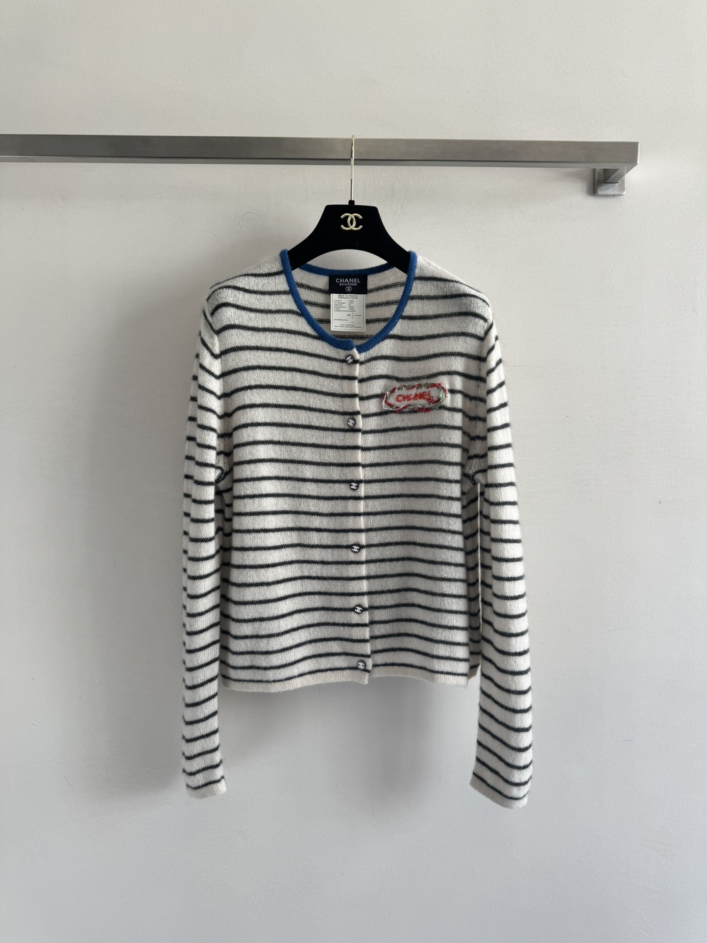 NO:478212,CHANE*25FW new style, the new middle-aged cardigan contrasting stripes are high-end, the upper body is slimming and versatile stripes are equipped with shrink filters, visually slimming, the letters on the chest are embellished with beads, the basic style is also carefully matched with wide-leg pants and lazy to go out. When paired with a skirt, Korean style, Korean style, slack feeling is easy to grasp SML, chanel, skirts, alexander wang19860909CHANE*25FW新款 中古新款羊毛衫撞色条纹高级感满满上身显瘦百搭条纹自带收缩滤镜,视觉瘦一圈,胸前字母钉珠图案点缀 基础款也有小心机搭阔腿裤慵懒出街 搭配半裙韩里韩气,松弛感直接轻松拿捏SML,,chanel,skirts,alexander wang,Women's clothing