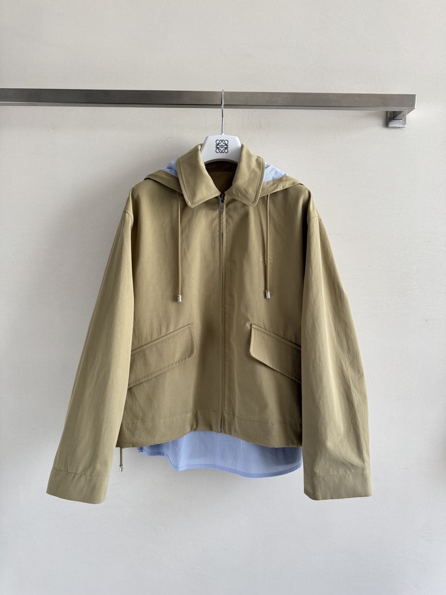 NO:478219,Loew*25FW new model, fake two-piece hooded jacket, classic lapel splicing hat, removable and high-end design, simple and elegant, both ways to wear Korean, full of retro charm, casual and versatile!  The hem drawstring is absolutely decorated, and the style changes instantly. The exquisite brand embroidery embroidery on the chest is sweet and salty. The perfect atmosphere and outfit artifact SML-,,loewe, jackets & coats, jackets & coats,hats,alexander wang19860909Loew*25FW新款 假两件连帽夹克外套 经典翻领拼接帽子可拆卸高级设计简约大方,两种穿法都韩气十足 复古韵味满满 休闲百搭不过时！下摆抽绳装饰绝绝子,随意一调,风格秒变 可甜可盐胸前精致的品牌刺绣点缀吸晴 妥妥氛围感穿搭神器SML-,,loewe,jackets & coats,jackets & coats,hats,alexander wang,Women's clothing