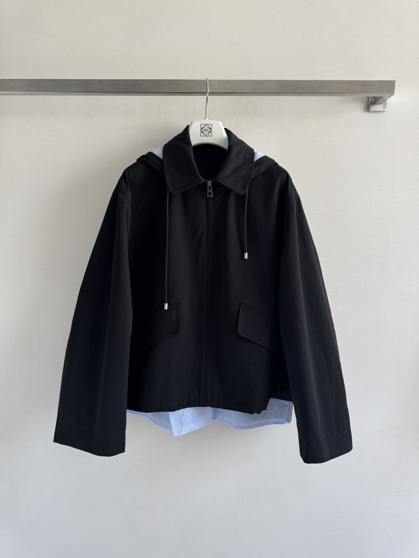 NO:478235,Loew*25FW new model, fake two-piece hooded jacket, classic lapel splicing hat, removable and high-end design, simple and elegant, both ways to wear Korean, full of retro charm, casual and versatile!  The hem drawstring is absolutely decorated, and the style changes instantly. The exquisite brand embroidery embroidery on the chest is sweet and salty. The perfect atmosphere and outfit artifact SML-,,loewe, jackets & coats, jackets & coats,hats,alexander wang19860909Loew*25FW新款 假两件连帽夹克外套 经典翻领拼接帽子可拆卸高级设计简约大方,两种穿法都韩气十足 复古韵味满满 休闲百搭不过时！下摆抽绳装饰绝绝子,随意一调,风格秒变 可甜可盐胸前精致的品牌刺绣点缀吸晴 妥妥氛围感穿搭神器SML-,,loewe,jackets & coats,jackets & coats,hats,alexander wang,Women's clothing