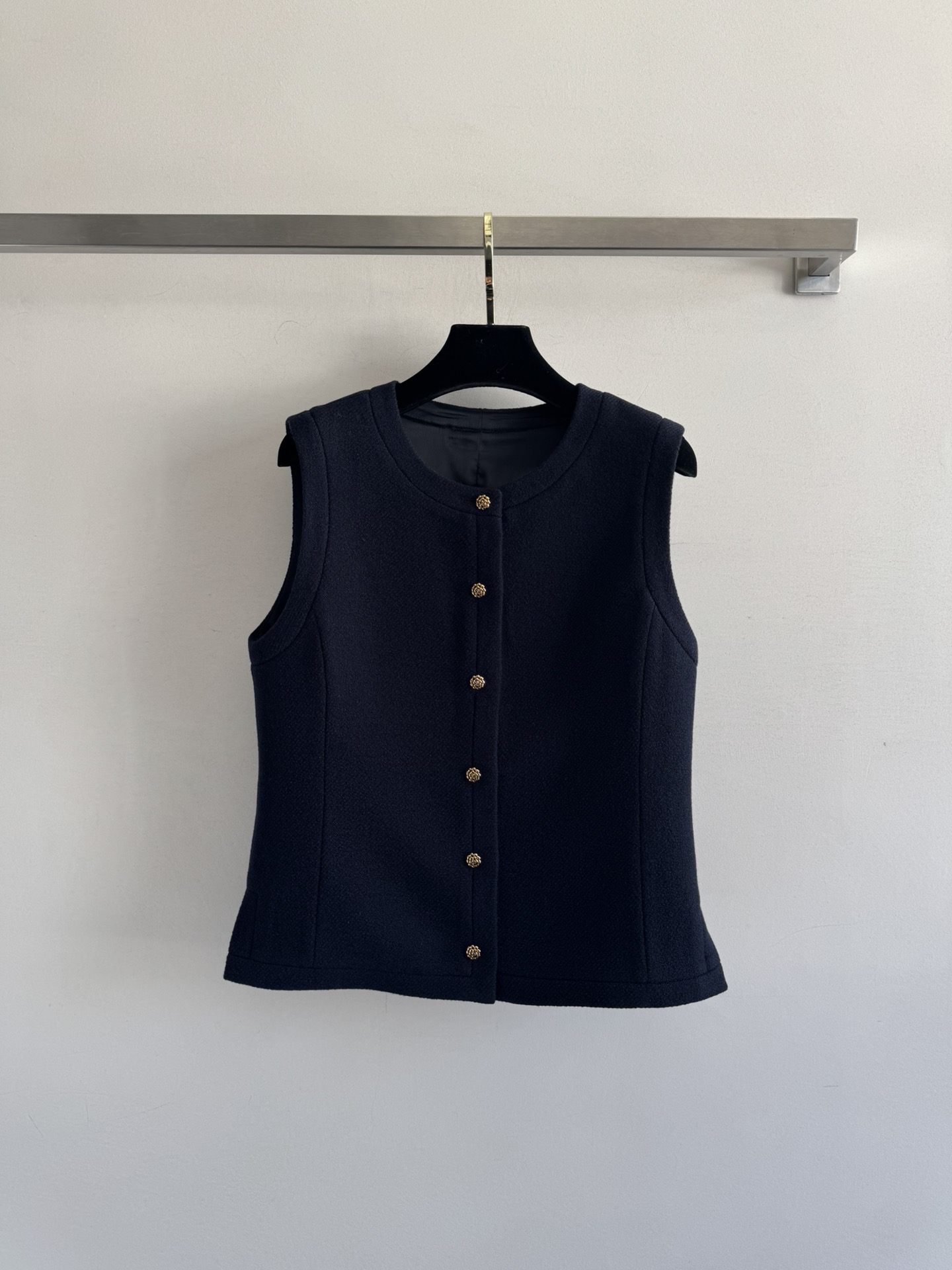 NO:478187,Lor Pian*25FW new round neck vest cashmere blend fabric is soft and skin-friendly and has excellent comfort!  The round neck design not only makes the neck lines look more beautiful, but also easily creates an elegant temperament. The versatility of this vest is also great!  Whether it is paired with jeans, skirts or layered, it can be easily controlled, allowing you to become the focus on various occasions SML, skirts, jeans, alexander wang19860909Lor Pian*25FW新款圆领马甲羊绒混纺面料柔软亲肤 舒适度极好！圆领设计不仅显得颈部线条更加优美,还能轻松打造出优雅的气质.这款马甲的百搭性也是杠杠的！无论是搭配牛仔裤还是半身裙或叠穿 都能轻松驾驭,让你在各种场合下都能成为焦点SML,,skirts,jeans,alexander wang,Women's clothing