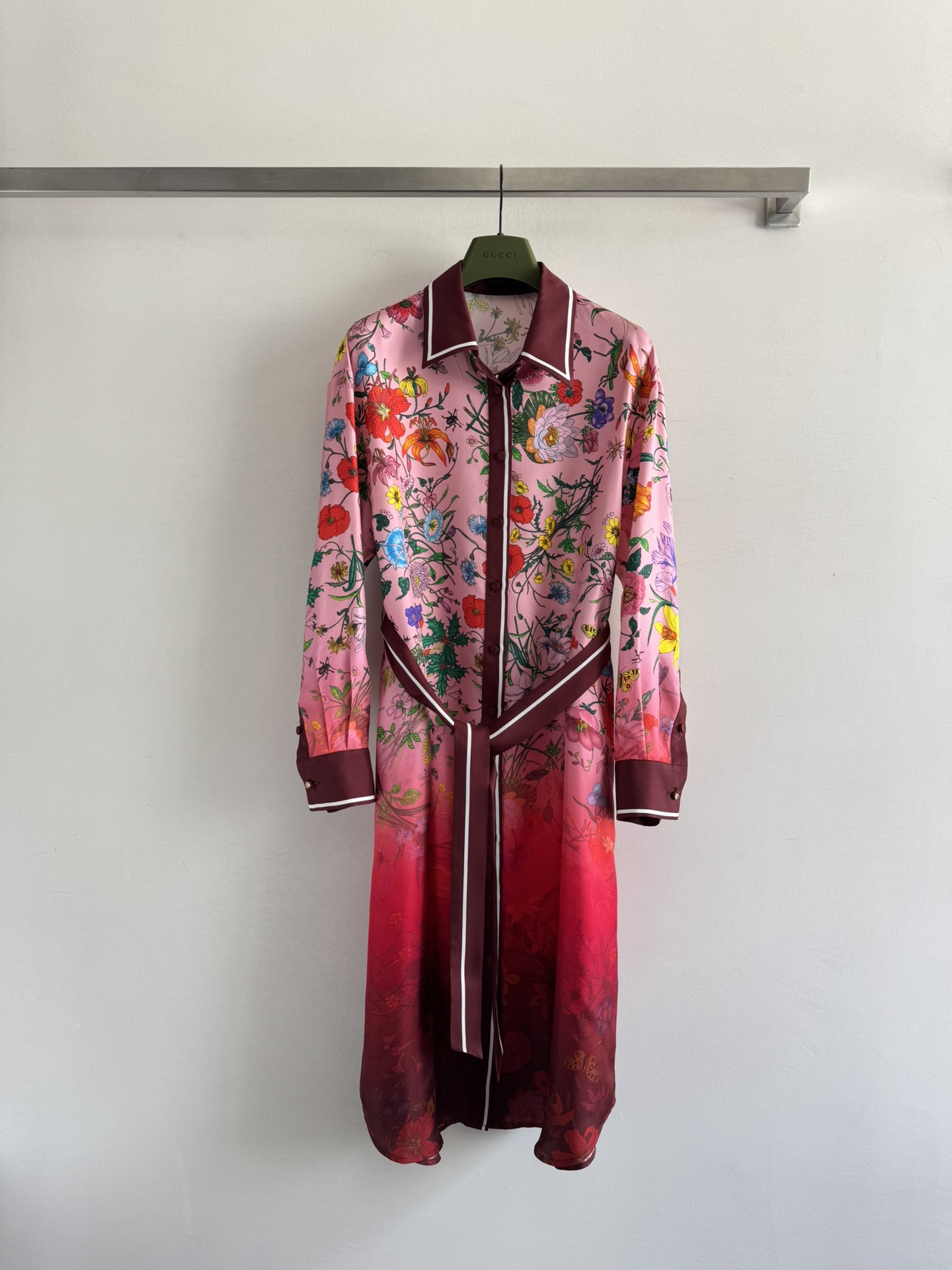 NO:478150,600Gucc*25 early autumn new Encore red silk dress - gradient red is like wearing the sunset by the sea. The flowers and plants in the Flora prints flutter gently with the sea breeze, and walking on the sand is difficult to turn back. The most convenient thing is that the buttons can be fully unbuttoned. They are worn outside the swimsuit during the day as sunscreen. When the sea breeze blows, the hem of the skirt is fluttering, refreshing and stylish; in the evening, tie the buttons and tie the same belt to have dinner at the sea restaurant. The red skirt is like a warm light in the twilight. Just take a photo and it is a vacation blockbuster~ A piece of clothing contracts all the scenes at the beach, so beautiful!  SMLXL, gucci, skirts, real silk, swimsuits, alexander wang19860909600Gucc*25早秋新款安可拉红真丝连衣裙—渐变红像把海边的日落穿在了身上,Flora印花里的花草跟着海风轻轻飘动,走在沙难上回头率肯定超高～最方便的是纽扣能全解开,白天搭在泳衣外面当防晒服,海风一吹裙摆飘飘的,又清爽又有范儿；傍晚系上扣子系同款腰带 去海边餐厅吃饭,红裙在暮色里像团暖融融的光,随便拍张照都是度假大片~一件衣服承包海边的所有场景,太漂亮了！SMLXL,,gucci,skirts,real silk,swimsuits,alexander wang,Women's clothing