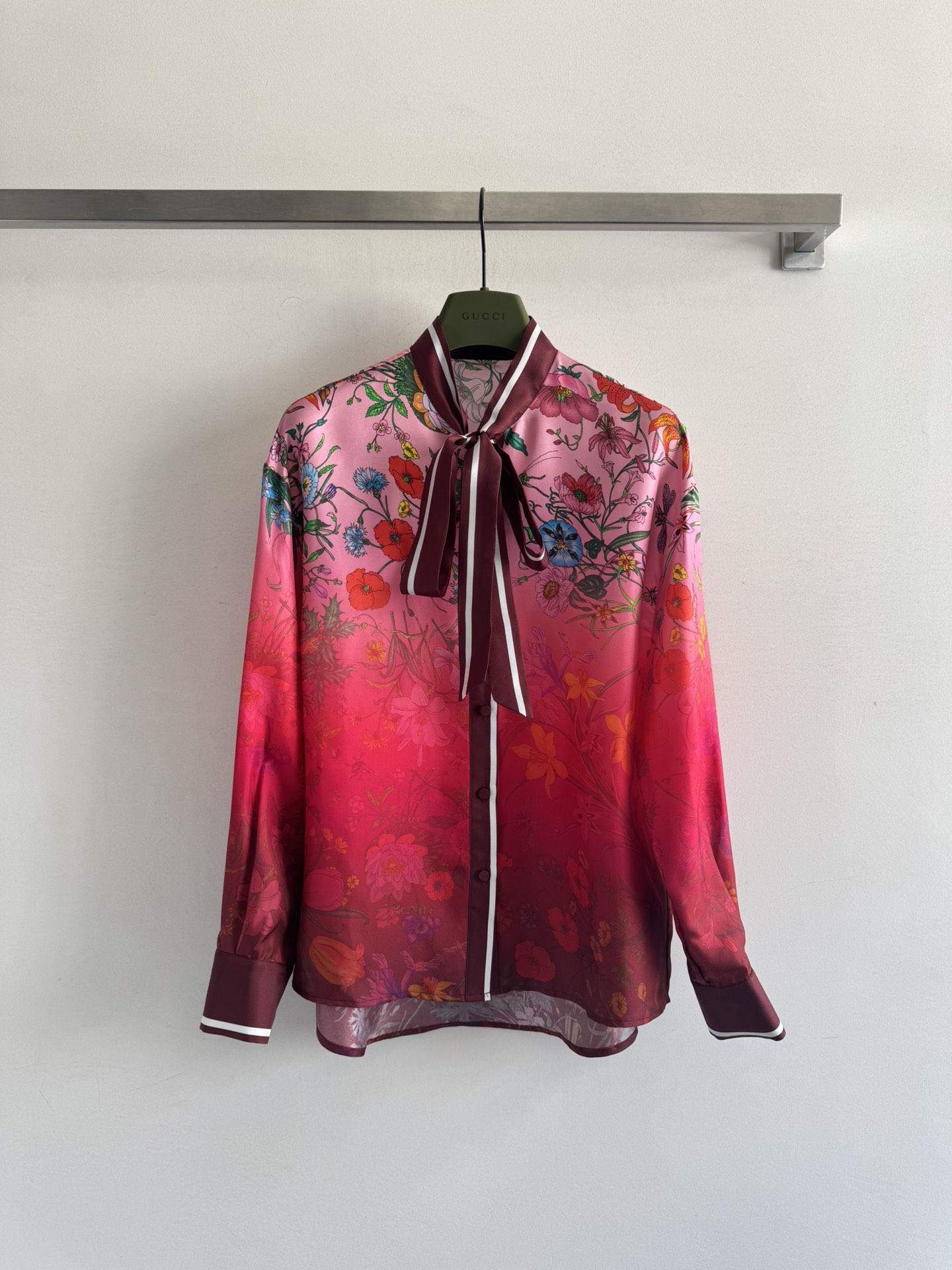 NO:478159,GUCC*25 early autumn new romantic vacation printed silk shirt!  The silk twill texture is excellent!  Temperament small stand-up collar and ribbon tie with palace style. H-style upper body looks huge and slim!  Gradient color printing design is elegant, fashionable and high-end tone!  A must-have artifact for white, rich and beautiful women!  The style is versatile and not picky with pants of the same color. A set of high-end customization is highly recommended for personal style SMLXL, gucci,shirts, real silk, alexander wang19860909GUCC*25早秋新款浪漫度假印花真丝衬衫！真丝斜纹绸质感超赞！气质小立领飘带领结宫廷风.H版型上身巨显瘦！渐变色印花设计优雅时髦又高级的调调！白富美必备神器！版型百搭不挑人搭配同色系裤子 一套高级定制强烈推荐自留款SMLXL,,gucci,shirts,real silk,alexander wang,Women's clothing