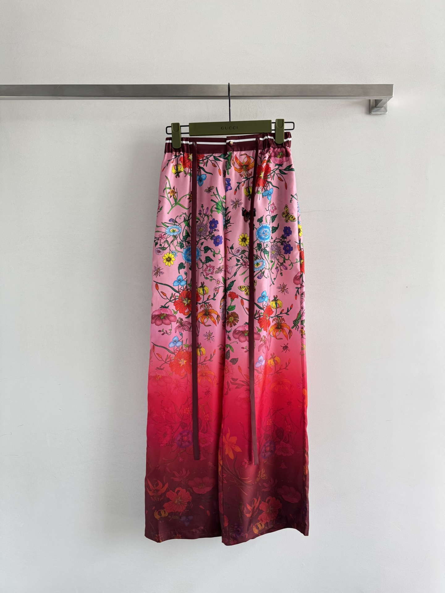 NO:478164,450GUCC*25 early autumn new style, romantic holiday printed silk straight-leg pants!  The silk twill texture is excellent!  The lace-up elastic waist straight-leg pants look huge and slimming!  Inclusive, strong gradient print design with elegant, fashionable and high-end tone!  The essential artifact of white and rich beauty is versatile and not picky about others with the same color shirt, a set of high-end custom SMLXL, gucci, real silk, alexander wang19860909450GUCC*25早秋新款 浪漫度假印花真丝直筒裤！真丝斜纹绸质感超赞！系带松紧腰直筒裤型上身巨显瘦！包容性强渐变色印花设计优雅时髦又高级的调调！白富美必备神器版型百搭不挑人搭配同色系衬衣,一套高级定制SMLXL,,gucci,real silk,alexander wang,Women's clothing