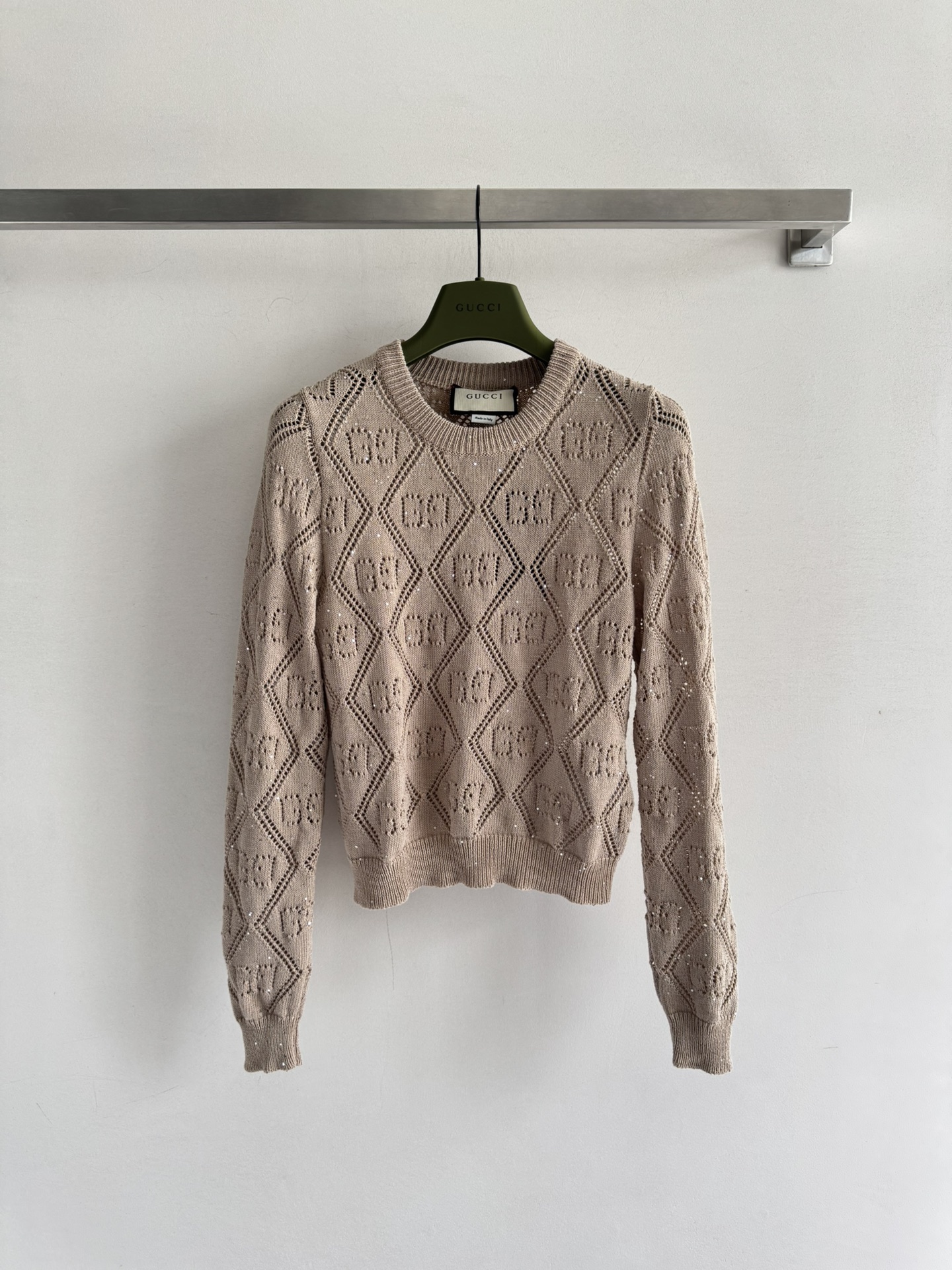 NO:677178,GUCC*25FW new long-sleeved sweater, round neck with letter cutout design, beautiful upper body, simple and comfortable, versatile and fashionable, can be worn for daily commuting!  Four-color SML, Gucci-clothing, gucci, gucci, loro piana,19860909GUCC*25FW新款长袖针织衫上新,圆领字母镂空设计,上身好看简约又舒适 百搭又不失时尚气质日常通勤可穿！四色SML,古驰-服装,gucci,gucci,loro piana,,Women's clothing