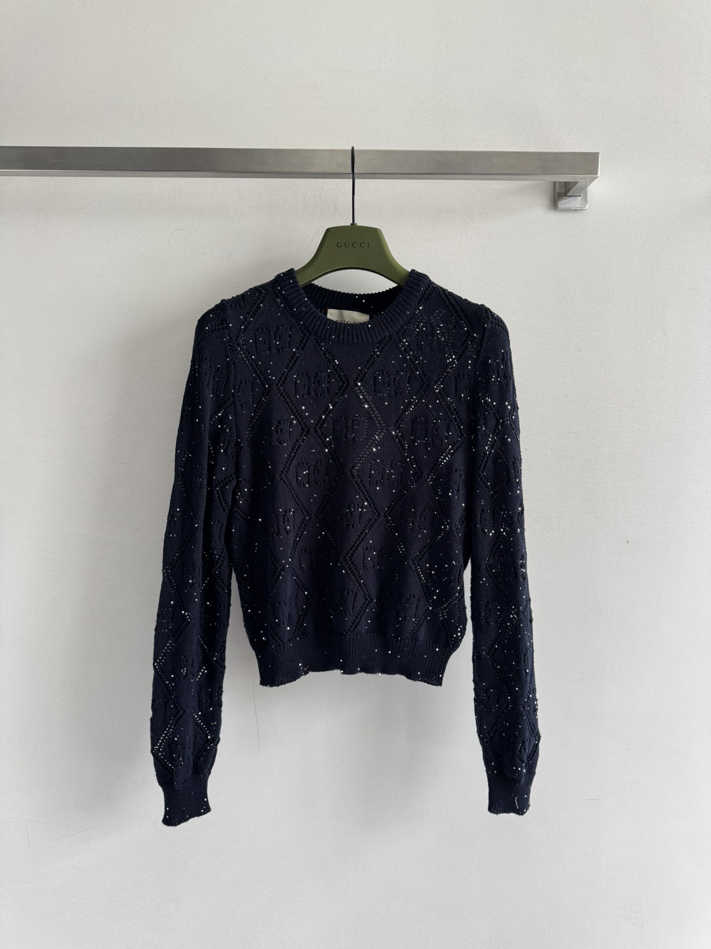 NO:479632,GUCC*25FW new long-sleeved sweater is new, with round-neck letter hollow design, the upper body looks simple and comfortable, versatile and fashionable, and can be worn on a daily basis!  Three-color SML, gucci, alexander wang19860909GUCC*25FW新款长袖针织衫上新,圆领字母镂空设计,上身好看简约又舒适 百搭又不失时尚气质日常通勤可穿！三色SML,,gucci,alexander wang,Women's clothing