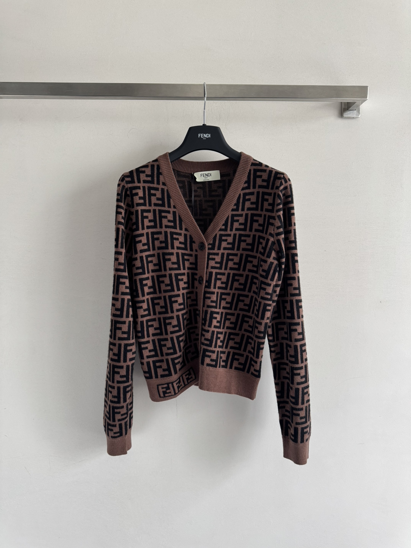 NO:479637,FEND*25FW new style, classic V-neck knitted cardigan, covered with LOGO letter printed decoration, round neck is simple and versatile, soft and comfortable, full and delicate woven surface, gentle and gentle, regular version, upper body is free and unrestrained, and can be worn on daily commuting!  3 colors SML, fendi, alexander wang19860909FEND*25FW新款 经典V领针织开衫 布满LOGO字母印花装饰 圆领简洁百搭,质感柔软舒适,织面饱满细腻上身显温柔气质 常规版型上身自在无束缚,日常通勤都可穿！3色SML,,fendi,alexander wang,Women's clothing