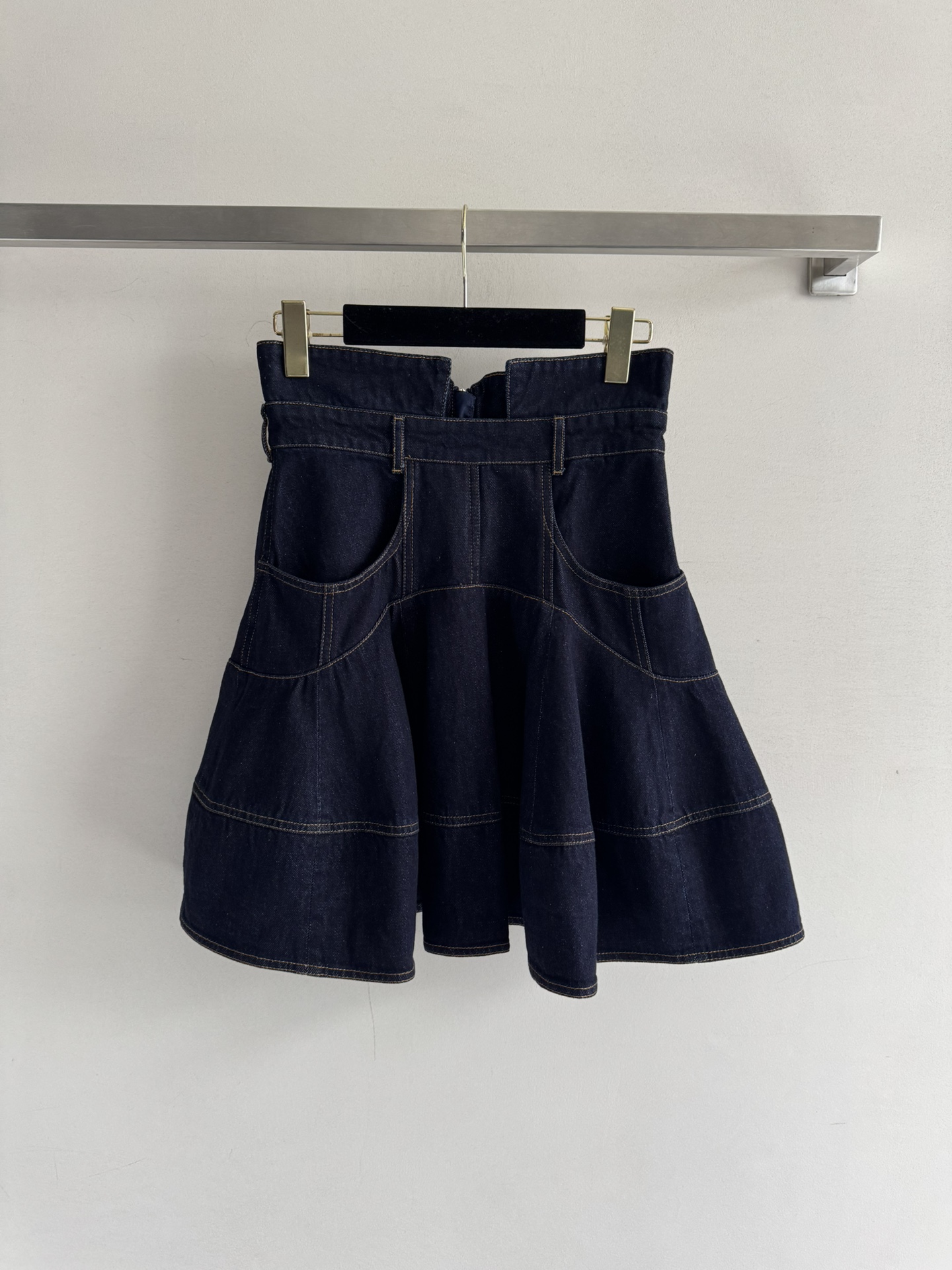 NO:479642,Zimmerman*25 early autumn new style denim short skirt, sweet and cool girlish outfit!  The slim design and wide-swing tailoring show the dynamic and fashionable style. The customized hardware zipper is full of details. It is highly recommended to keep versatile items!  Imported washing cowboy fabric with excellent texture SML, skirts, alexander wang19860909Zimmerman*25早秋新款 牛仔短半裙,甜酷少女风穿搭！修身设计搭配阔摆剪裁,彰显了活力的时尚风范.定制五金拉链细节感满满,强烈推荐自留百搭单品！进口洗水牛仔面料质感超赞SML,,skirts,alexander wang,Women's clothing