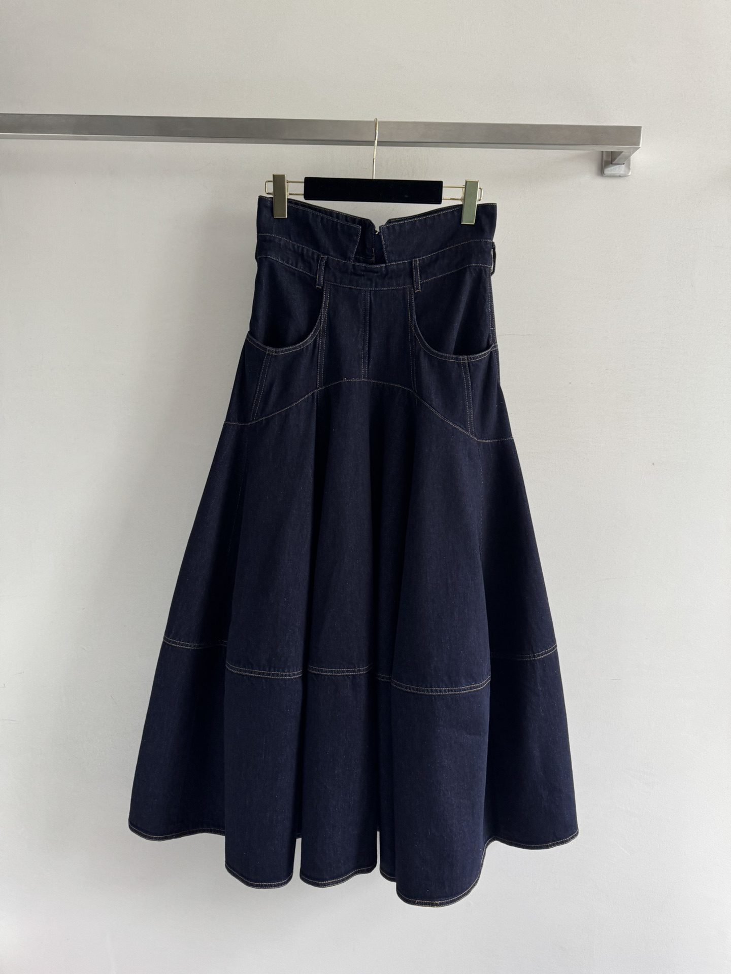 NO:479656,Zimmerman*25 early autumn new style denim skirt, sweet and cool girlish outfit!  The slim design and wide-swing tailoring show the dynamic and fashionable style. The customized hardware zipper is full of details. It is highly recommended to keep versatile items!  Imported washing cowboy fabric with excellent texture SML, skirts, alexander wang19860909Zimmerman*25早秋新款 牛仔半身裙,甜酷少女风穿搭！修身设计搭配阔摆剪裁,彰显了活力的时尚风范.定制五金拉链细节感满满,强烈推荐自留百搭单品！进口洗水牛仔面料质感超赞SML,,skirts,alexander wang,Women's clothing