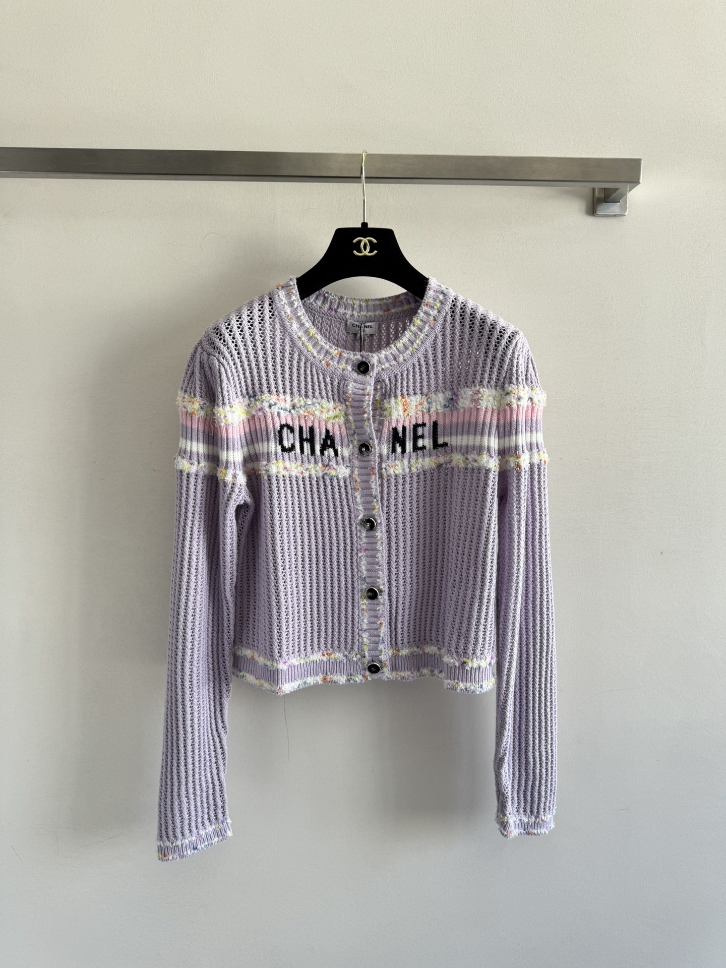 NO:481056,CHANE*25FW's new short cardigan contrasting striped design, round neck is simple and fashionable, both age-reducing and versatile. The fit short design highlights the slim waist, making the overall cut of the figure smooth ~ everyday versatile!  Three colors SML, chanel, alexander wang19860909CHANE*25FW新款短款小开衫撞色条纹设计 圆领简约时尚 既减龄又百搭 合身的短款设计 凸显出小蛮腰 显得身材比例整体剪裁流畅～日常百搭好驾驭！三个色SML,,chanel,alexander wang,Women's clothing