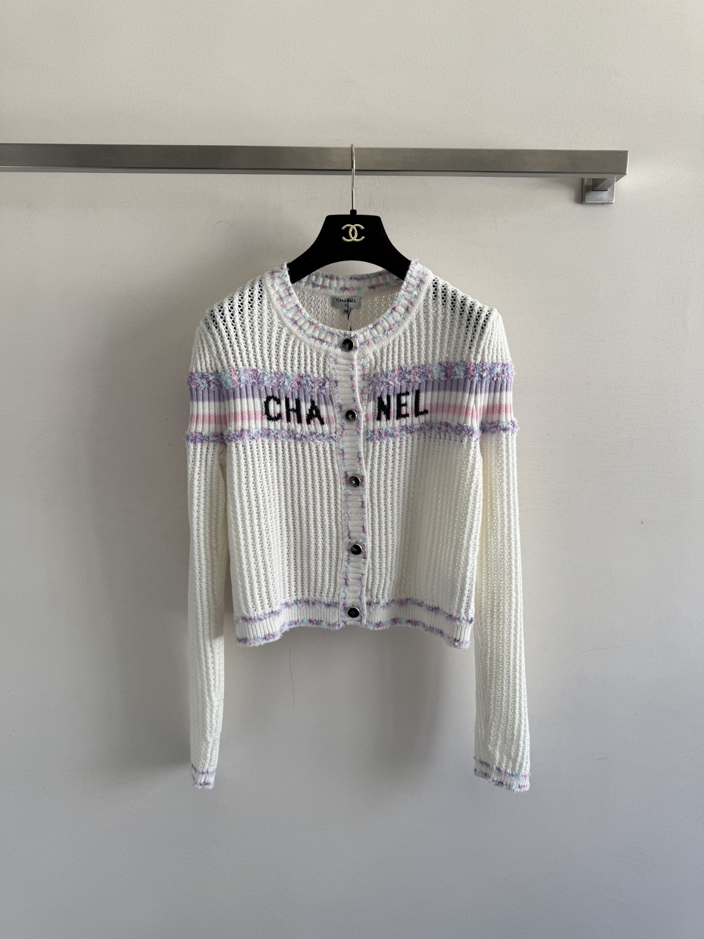 NO:481062,CHANE*25FW's new short cardigan contrasting striped design, round neck is simple and fashionable, both age-reducing and versatile. The fit short design highlights the slim waist, making the overall cut of the figure smooth ~ everyday versatile!  Three colors SML-, chanel,alexander wang19860909CHANE*25FW新款短款小开衫撞色条纹设计 圆领简约时尚 既减龄又百搭 合身的短款设计 凸显出小蛮腰 显得身材比例整体剪裁流畅～日常百搭好驾驭！三个色SML-,,chanel,alexander wang,Women's clothing